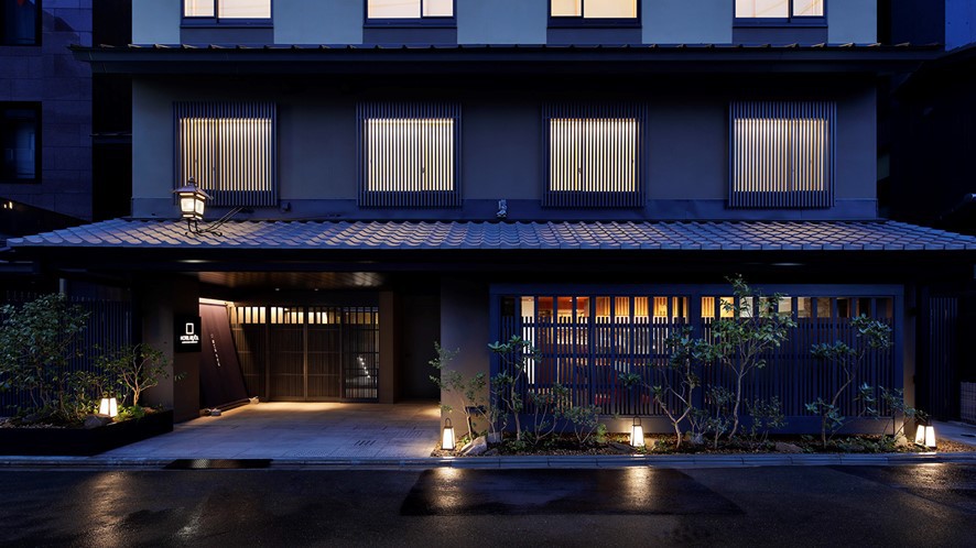 【外観】室町通りに面したホテルの外観。