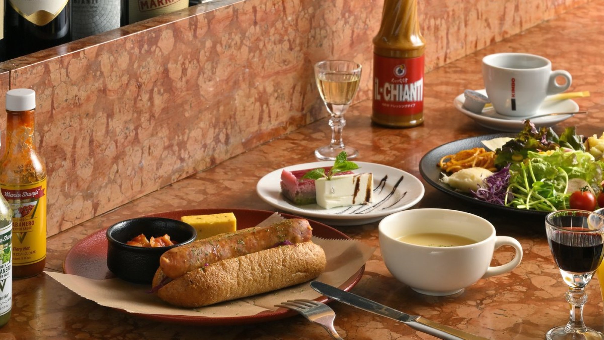【Eatwell朝食】ドイツの粗挽きポークソーセージを使用した「スモークブルストの桐生酵母ドッグ」