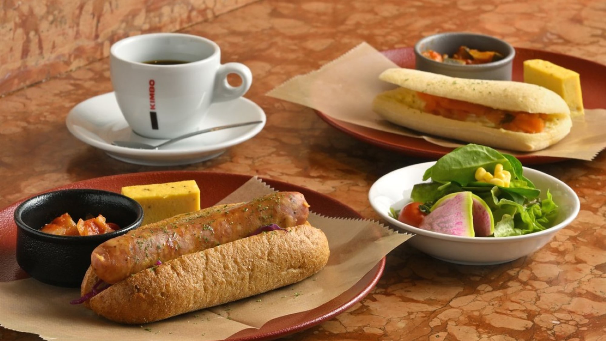 【Eatwell朝食】選べるメインは「スモークブルストの桐生酵母ドッグ」や「チャバタサンド」。
