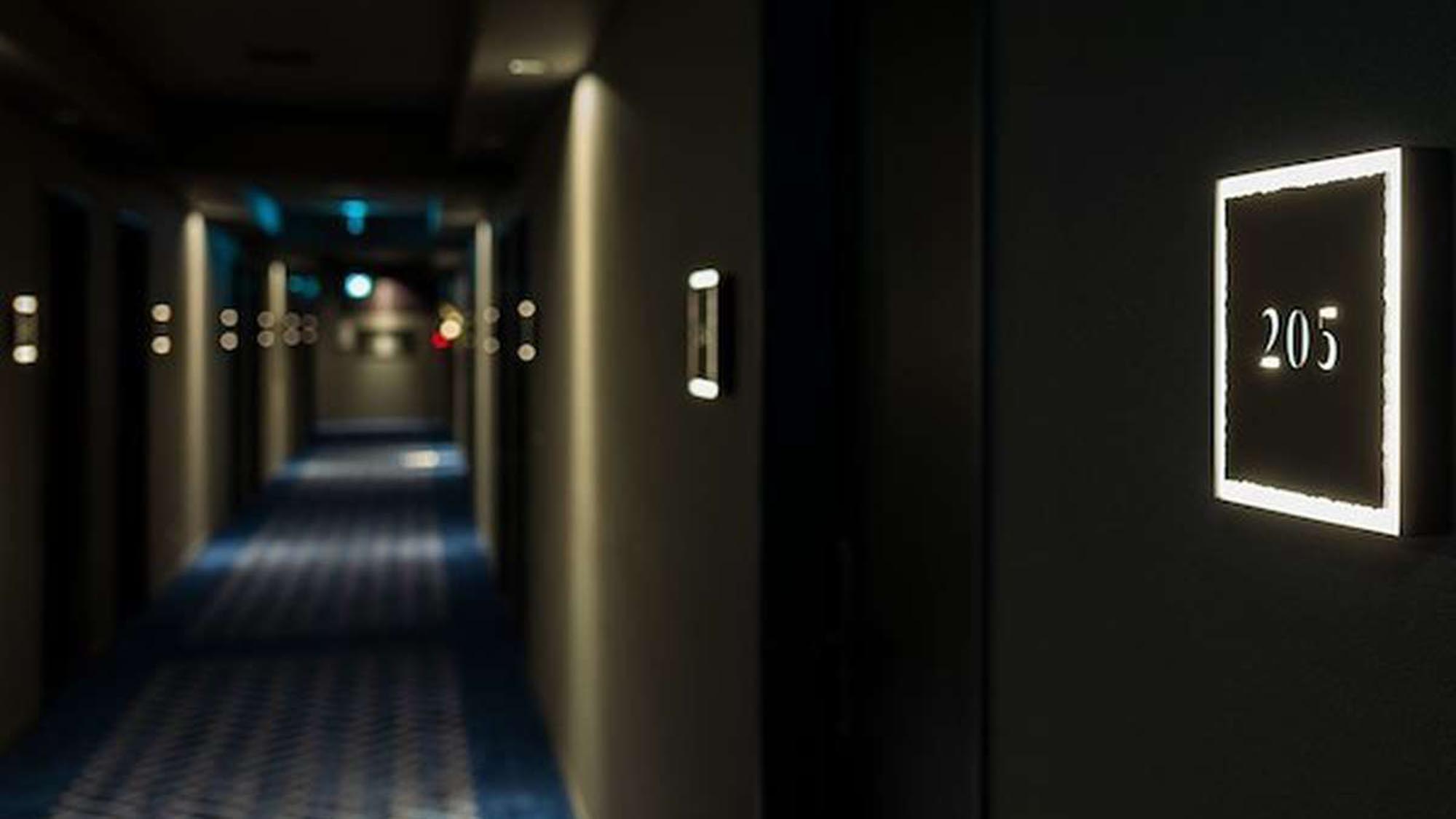 【客室廊下】客室まで続く廊下も、心落ち着く空間を演出。