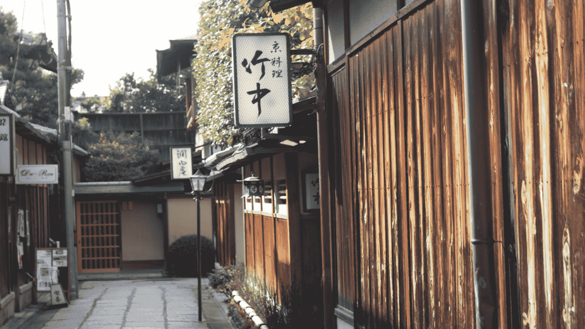 【先斗町】ちょっとディープな京都さんぽ。風情たっぷりの路地裏を歩いてみてはいかがでしょうか。