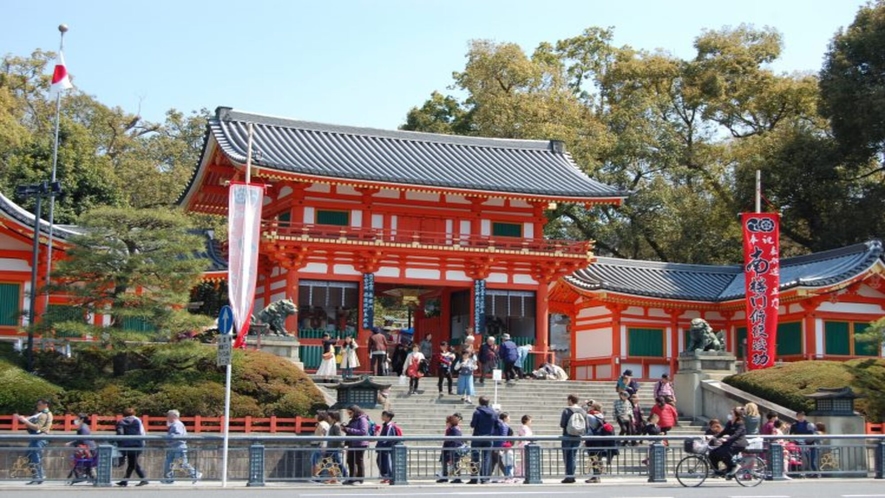 【八坂神社】あらゆる災いを祓う神様として信仰されており、境内には数多くの神様をお祀りしております。