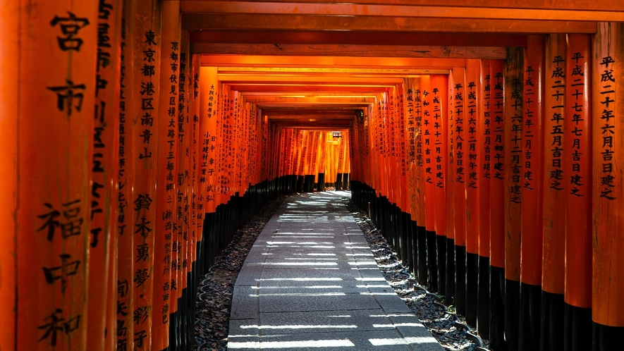 【伏見稲荷大社】京都観光の代名詞的な朱塗りの鳥居がズラリと連なる「千本鳥居」は有名です。