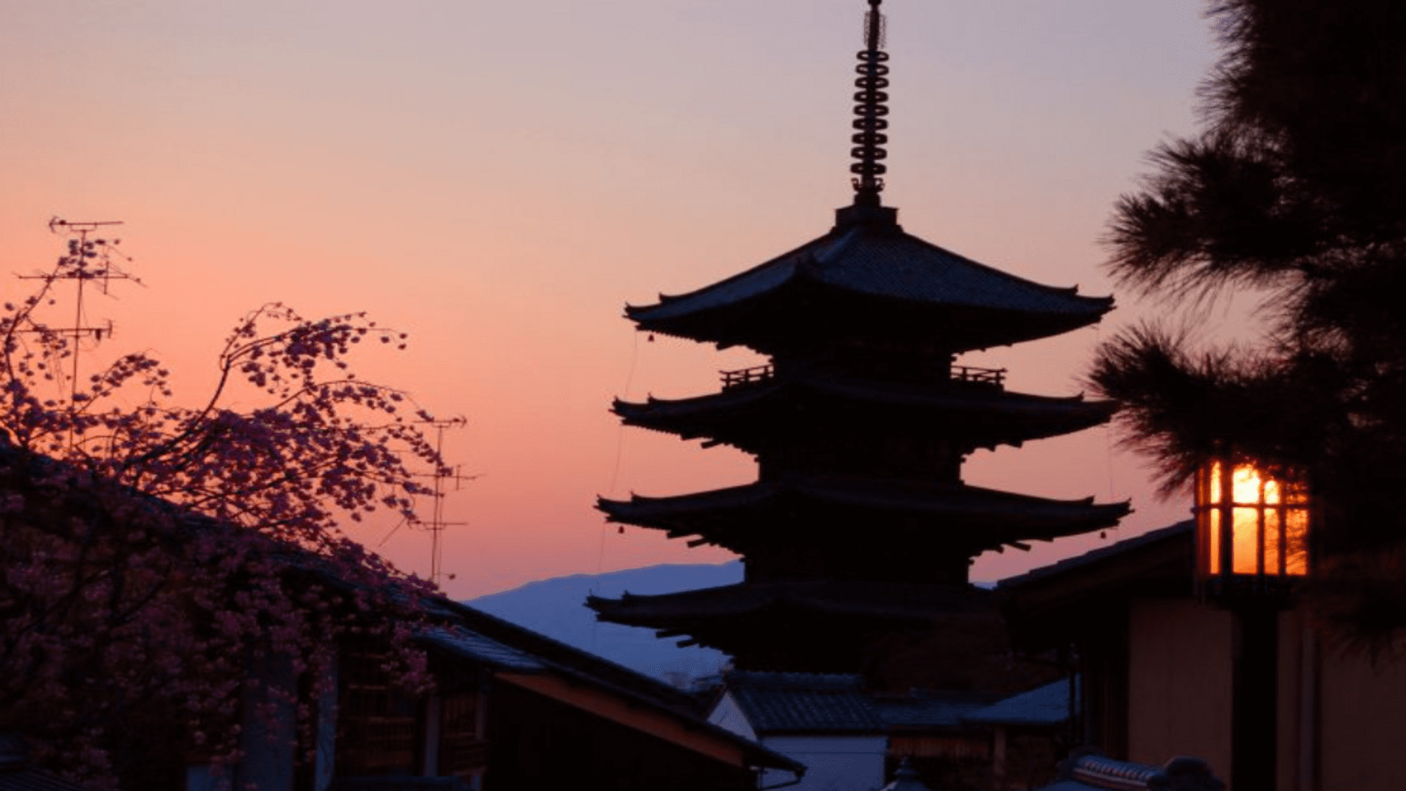 【清水寺の夕暮れ】ドラマチックな夕焼け空を背景に、シルエットになった塔は風情溢れる景色です。