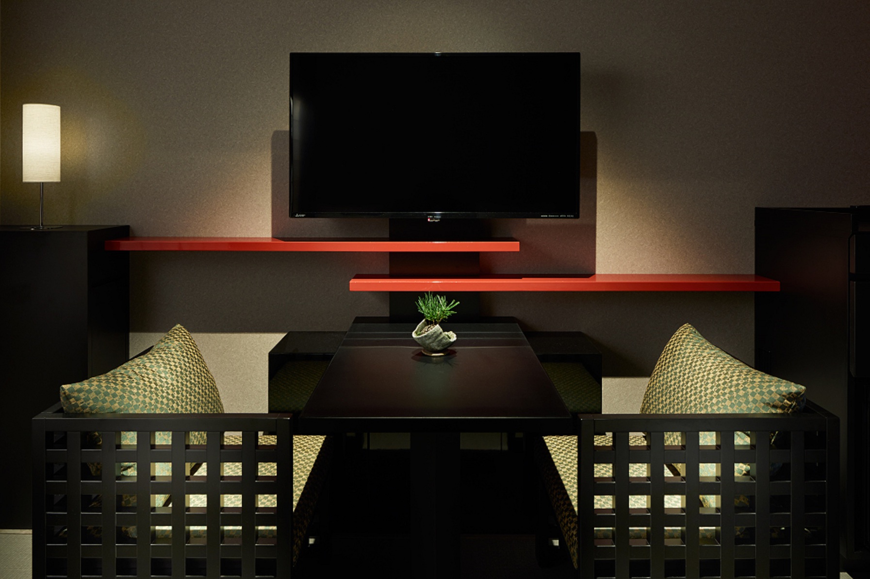 ▼ツイン　小さなテーブルセットでは、京の街を眺めながら静かなひとときをお過ごしいただけます