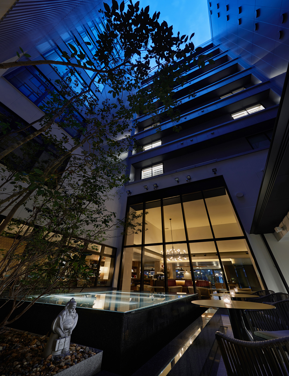  【中庭】季節の移ろいを映す、静かな光の庭で心をほどく時間