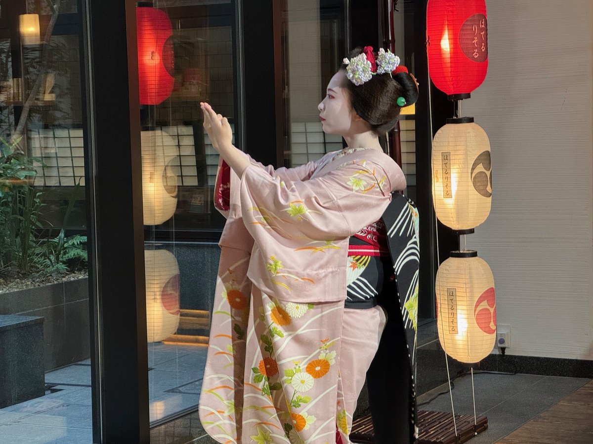 舞妓さんの袖が揺れる瞬間、ホテルで体験する非日常の雅なひととき
