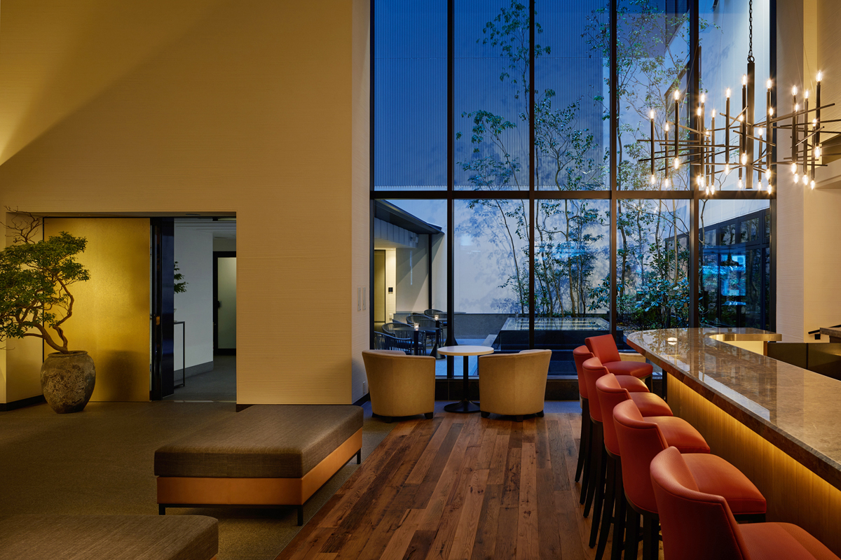 【ロビー】旅人が集う、静寂と洗練が調和したリビング空間