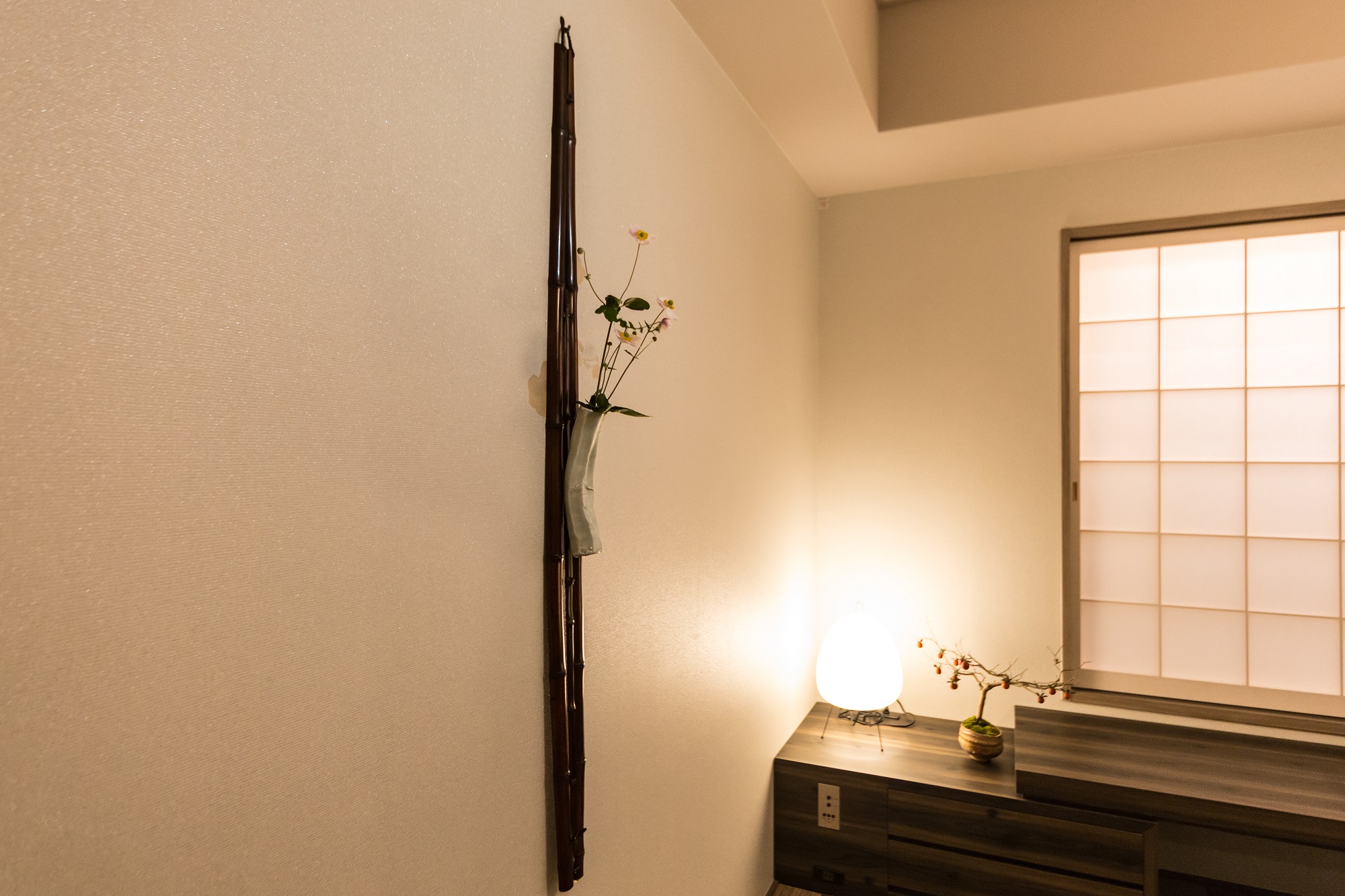 花籠　壁に咲く花が誘う、心ほどけるやすらぎの間