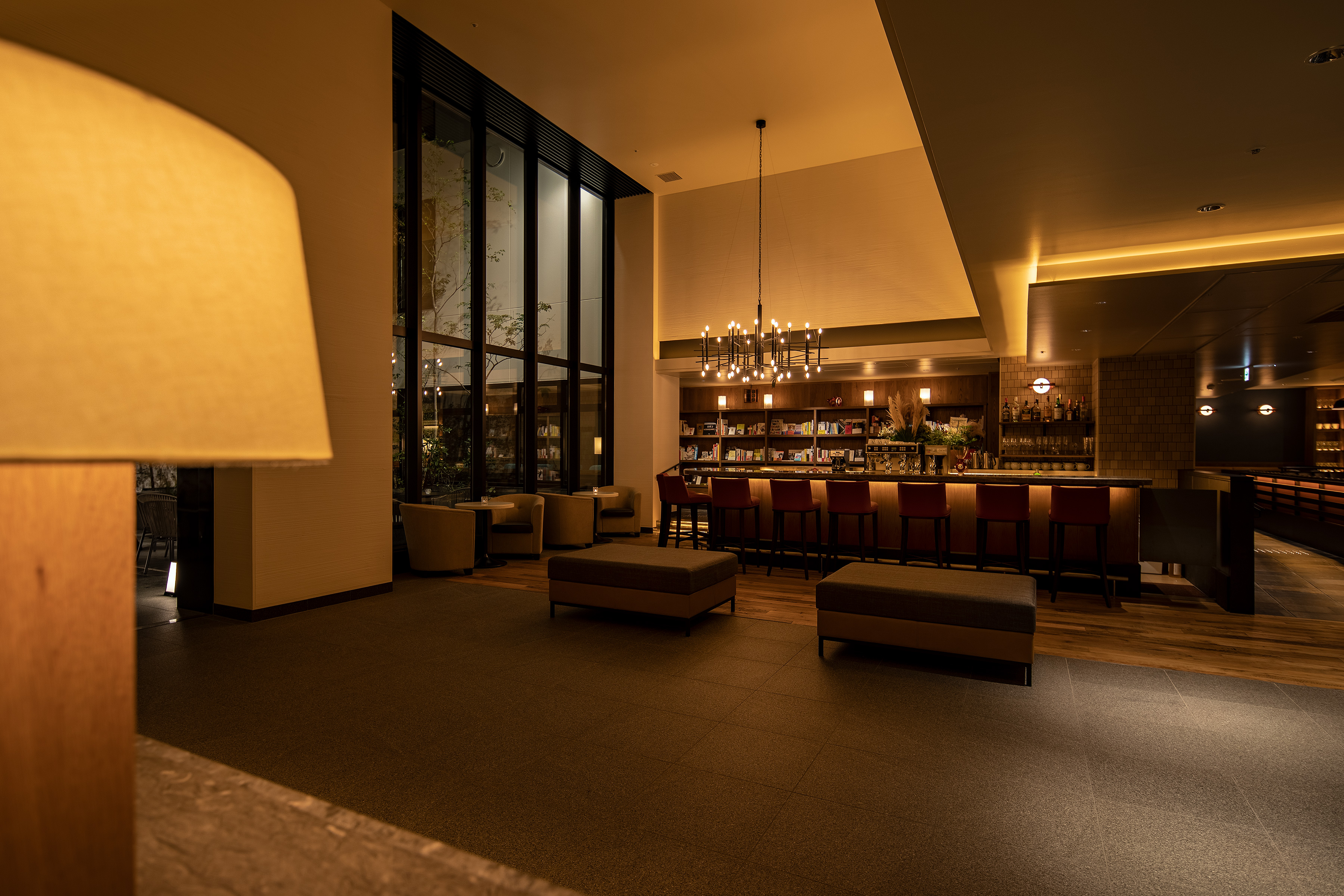 【ロビー】和モダンのインテリアに、柔らかな間接照明が落ち着いた雰囲気を演出