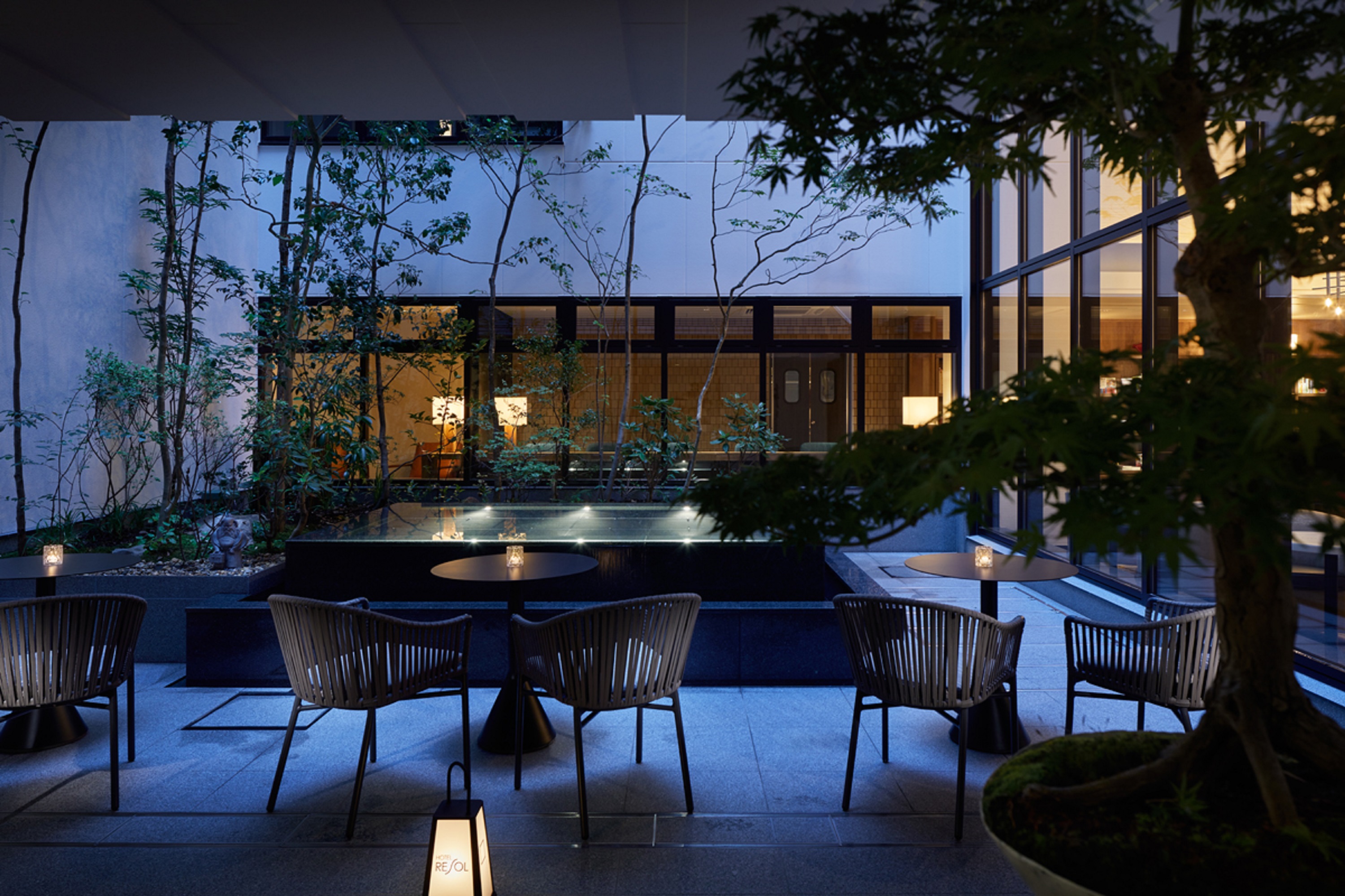 【中庭】光と緑が織りなす静寂の庭で、深呼吸する時間を