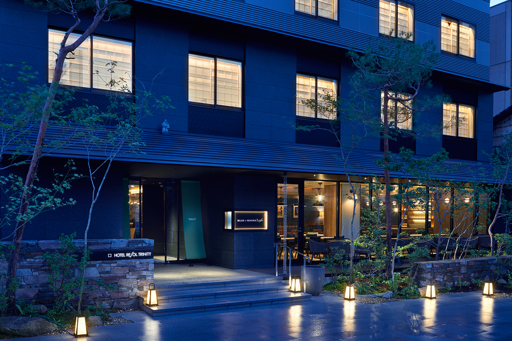 朝露に輝くホテルの外観、京都の朝を映す洗練されたデザイン