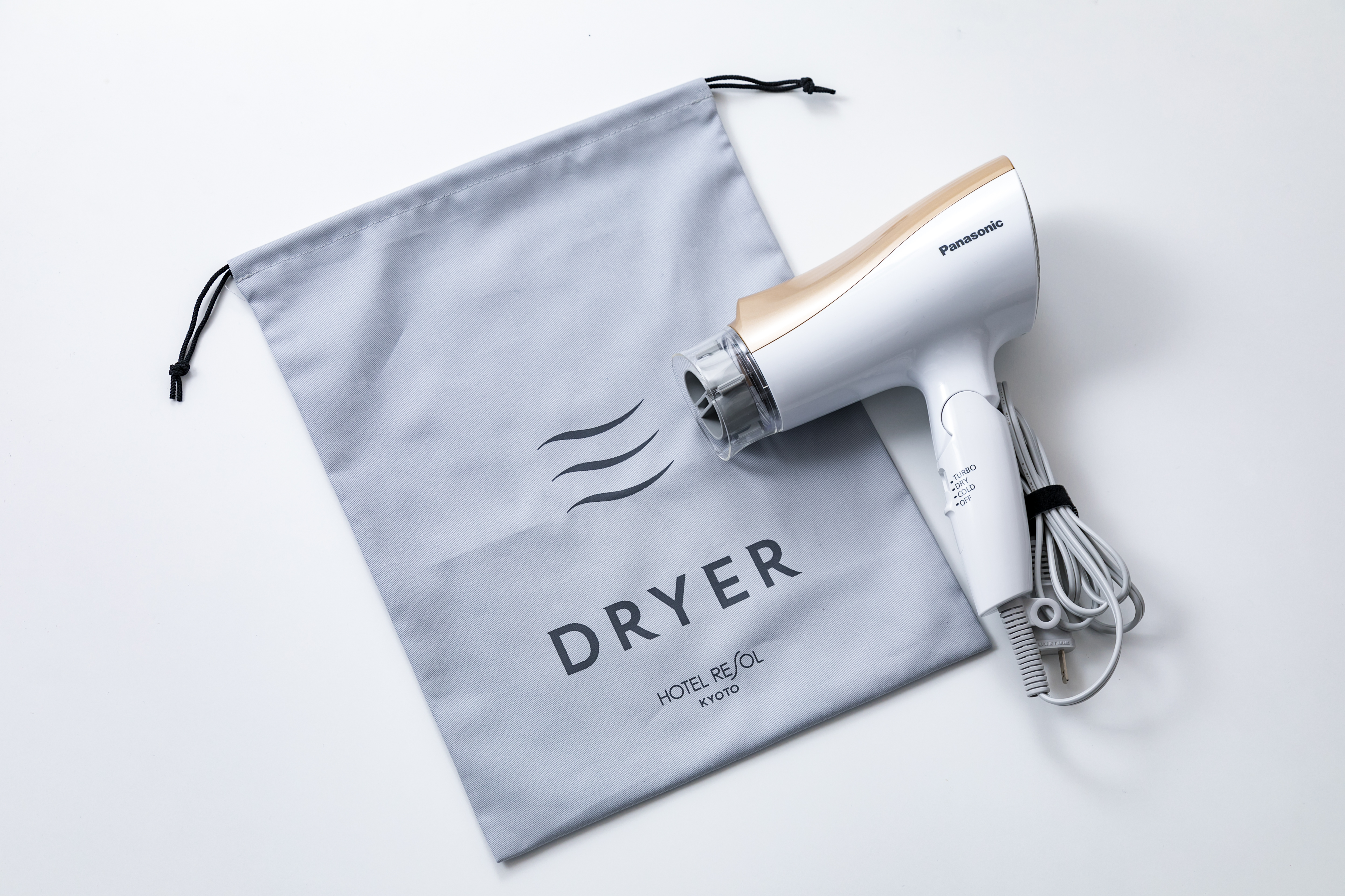 【ドライヤー】髪を乾かす時間さえ、旅のくつろぎに変わる空間