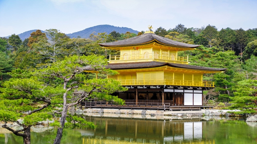 【金閣寺】金色に輝く舎利殿の輝きに魅せられて、毎年世界中から多くの観光客が訪れる京都観光の一つです。