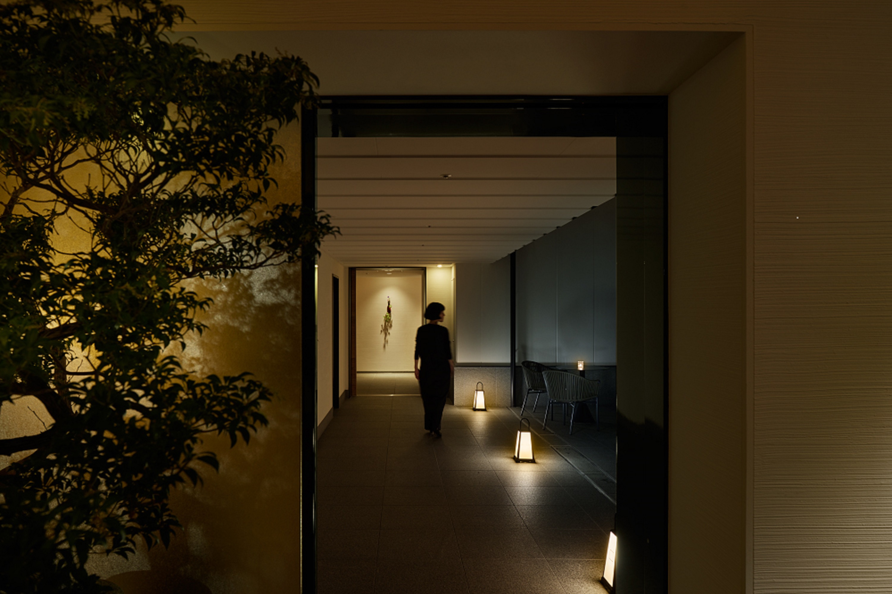 【ロビー】光と影が織りなす、上質なリビングロビーで贅沢な時間