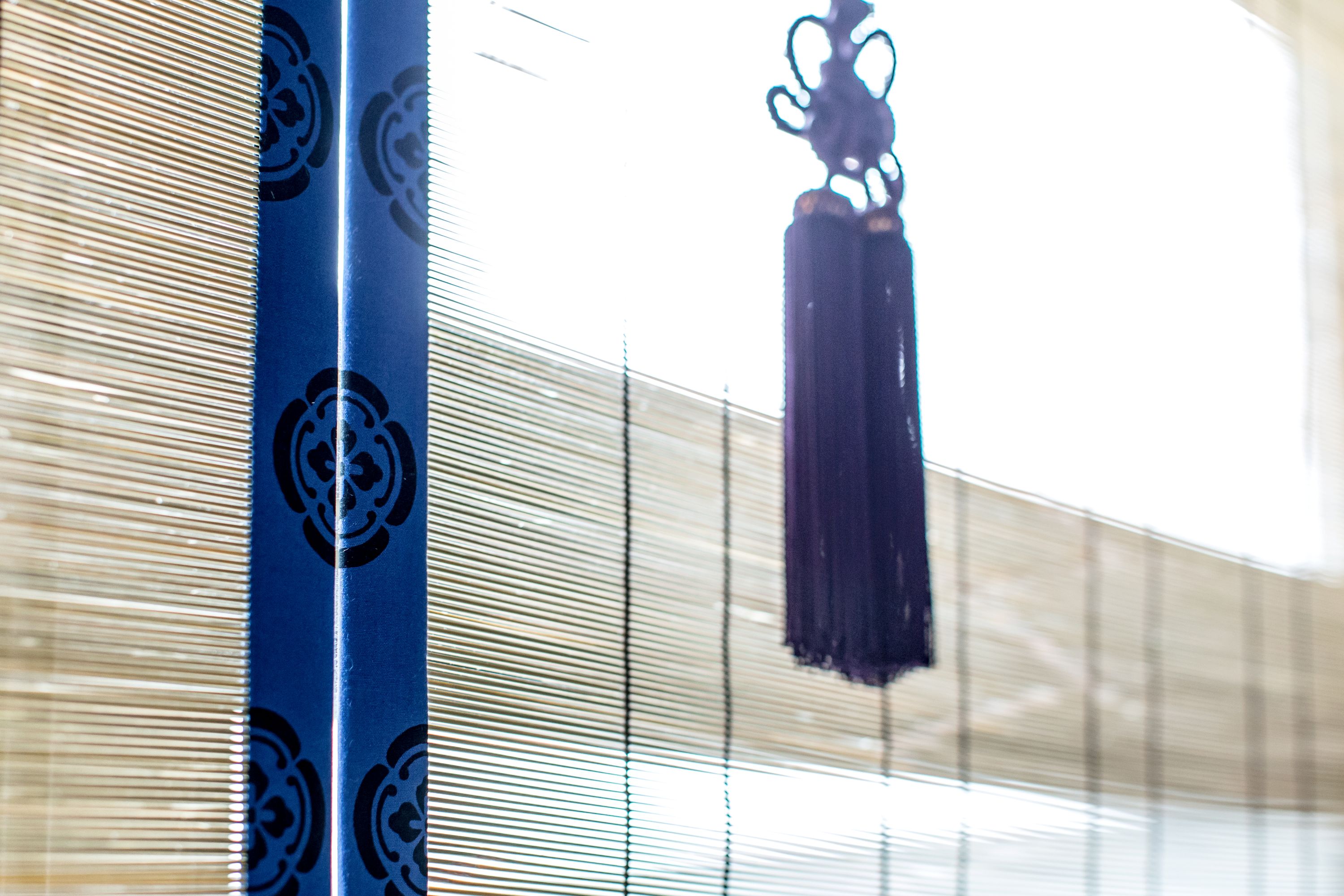 【御簾】光と風をやさしく受け止める御簾が、静謐な時間を演出します