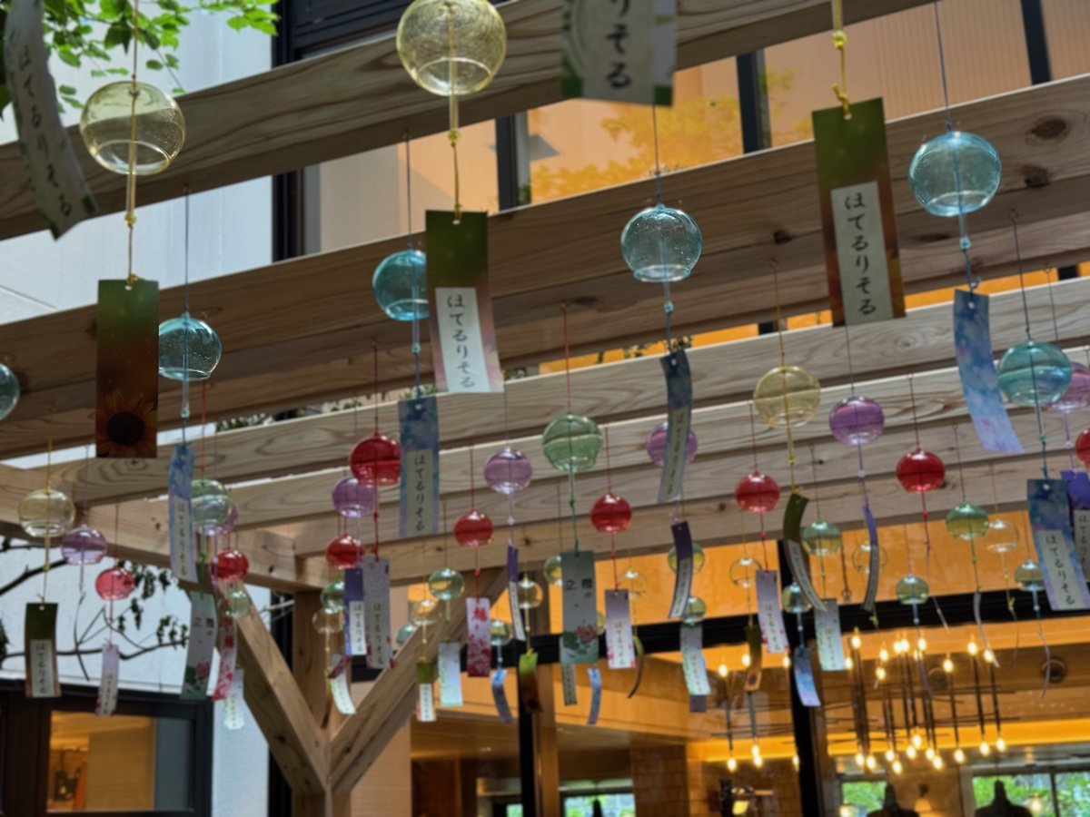 風鈴が描く音の景色、光と風が織りなす幻想的な夏の瞬間