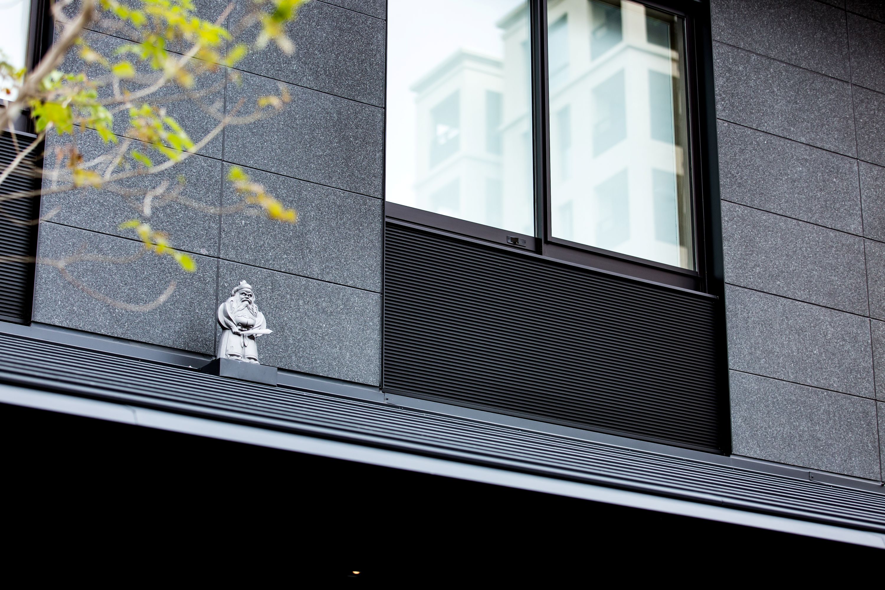 【鍾馗さん】屋根の上から見守る鍾馗さんが、魔除けと平安をもたらします