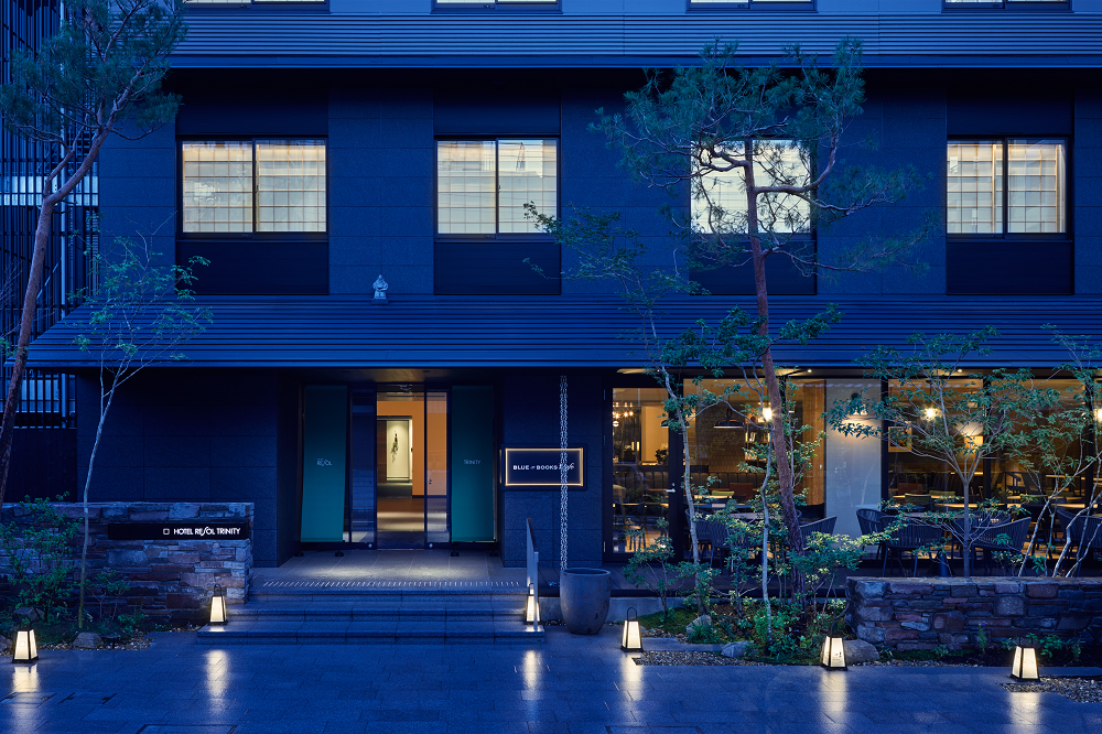 朝陽に照らされた外観、旅人を迎える優美な京の景色