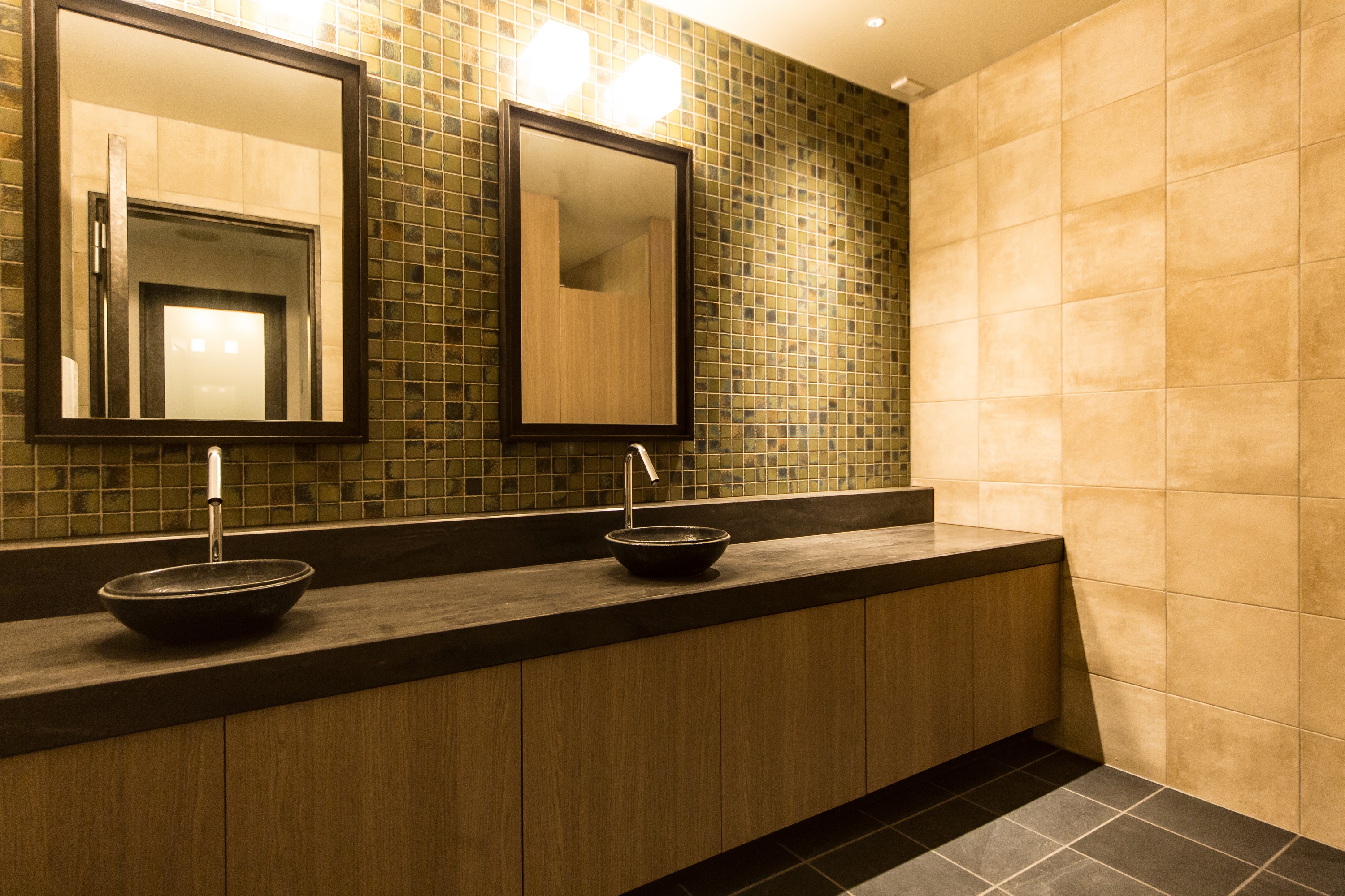 京文化の美意識と現代的なデザインが融合した上質な空間