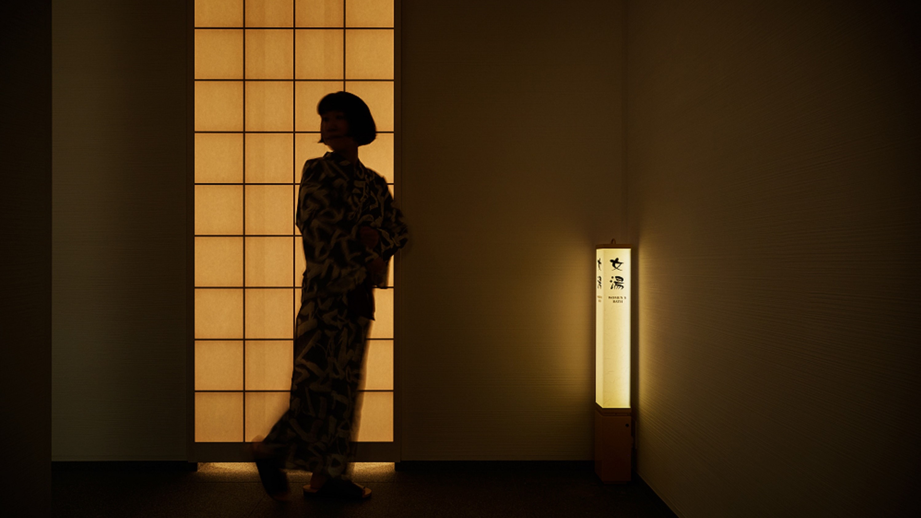 【廊下】障子や格子、和紙照明など伝統的な素材を取り入れ、柔らかな光と陰影が織りなす静謐な雰囲気