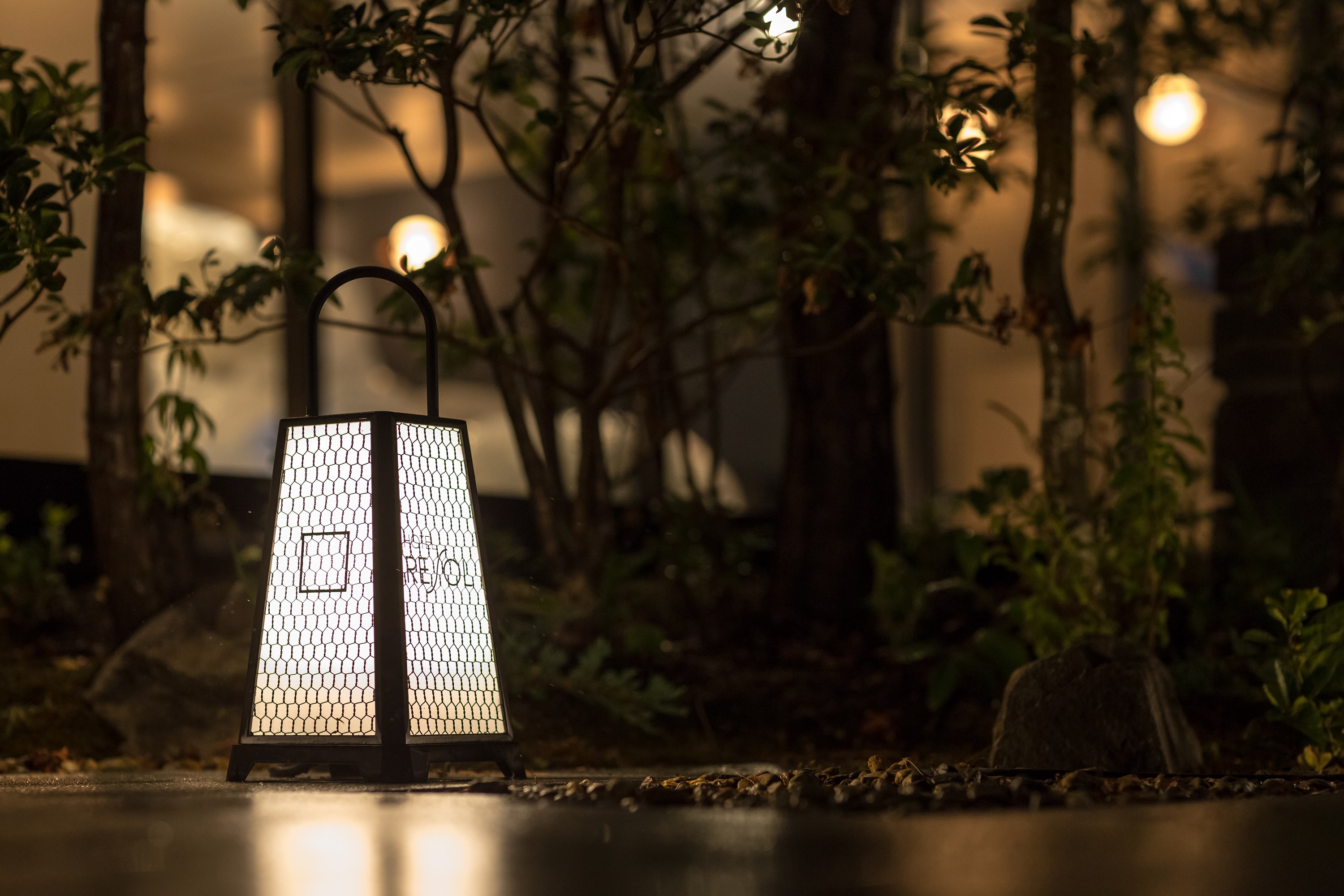 京の風景に溶け込む外観、静かな存在感が旅人を迎える瞬間