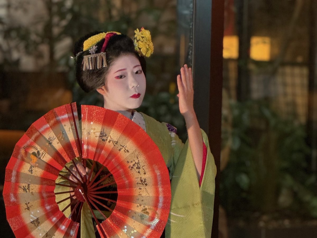 紅を差した微笑みと舞、ホテルに広がる京の美意識と静かな華やぎ