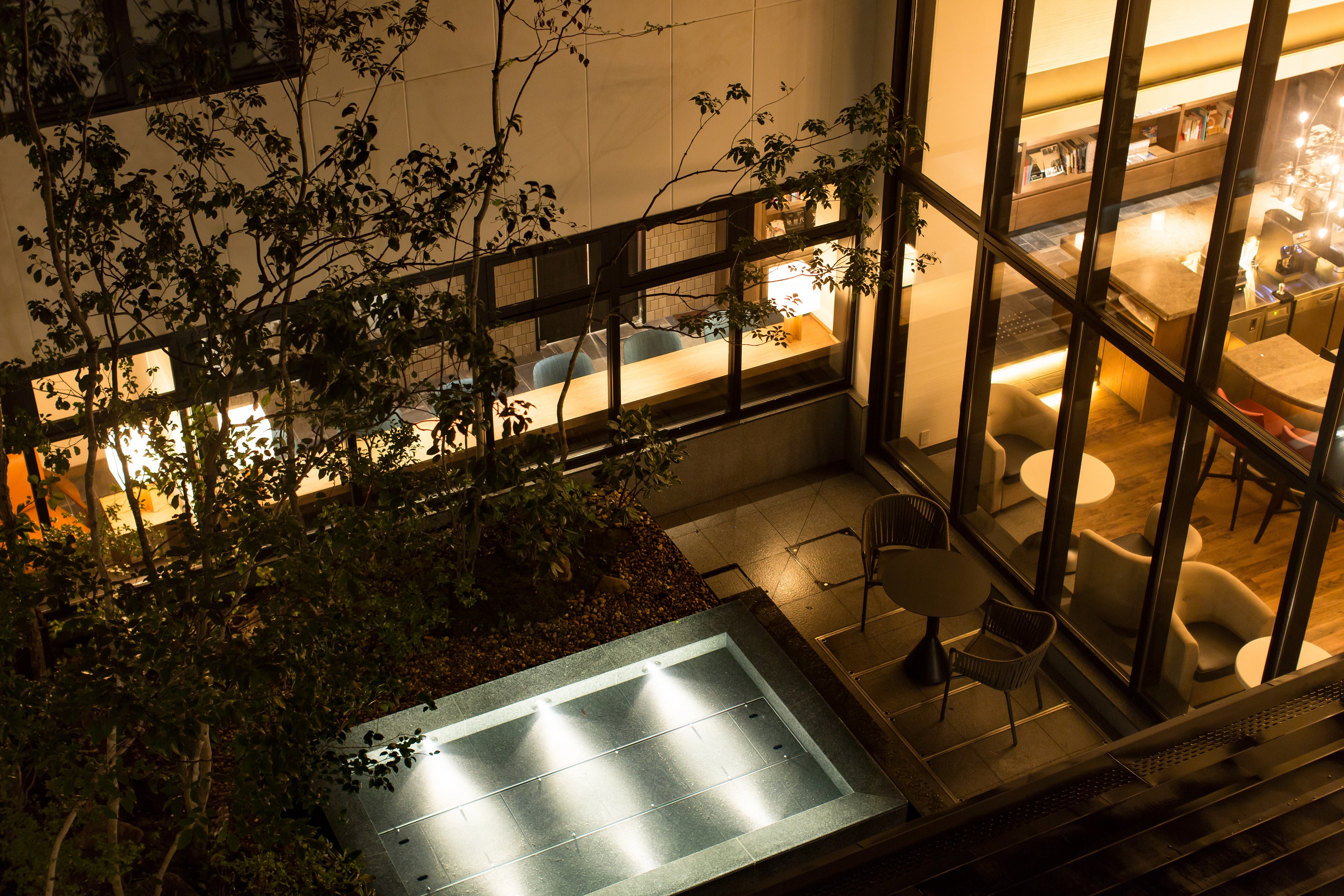 【中庭】柔らかな光が降り注ぐ庭で、心をほどくひとときを