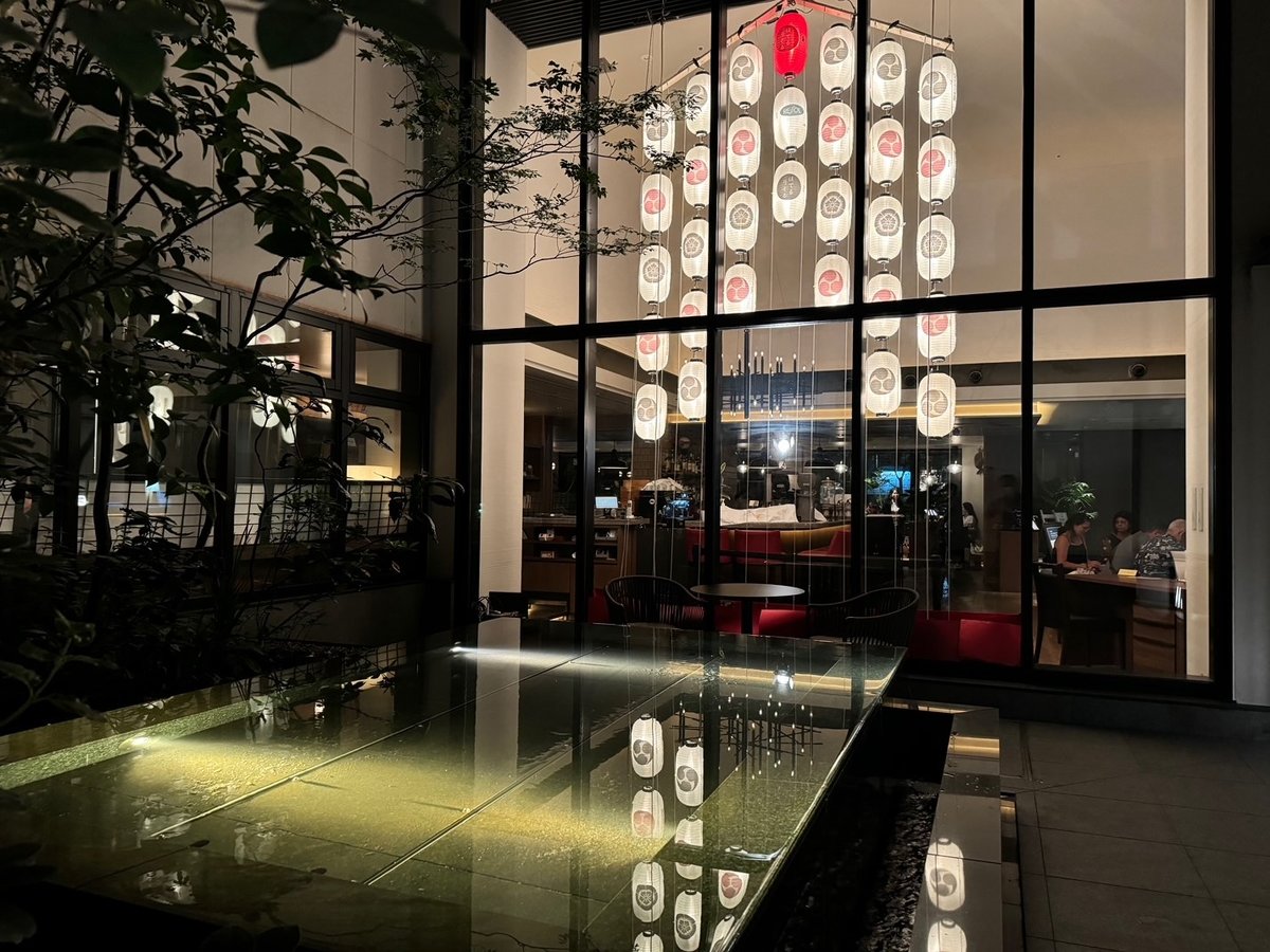 提灯の灯りが描く雅な影、祇園祭の夜に広がる幻想的な空間