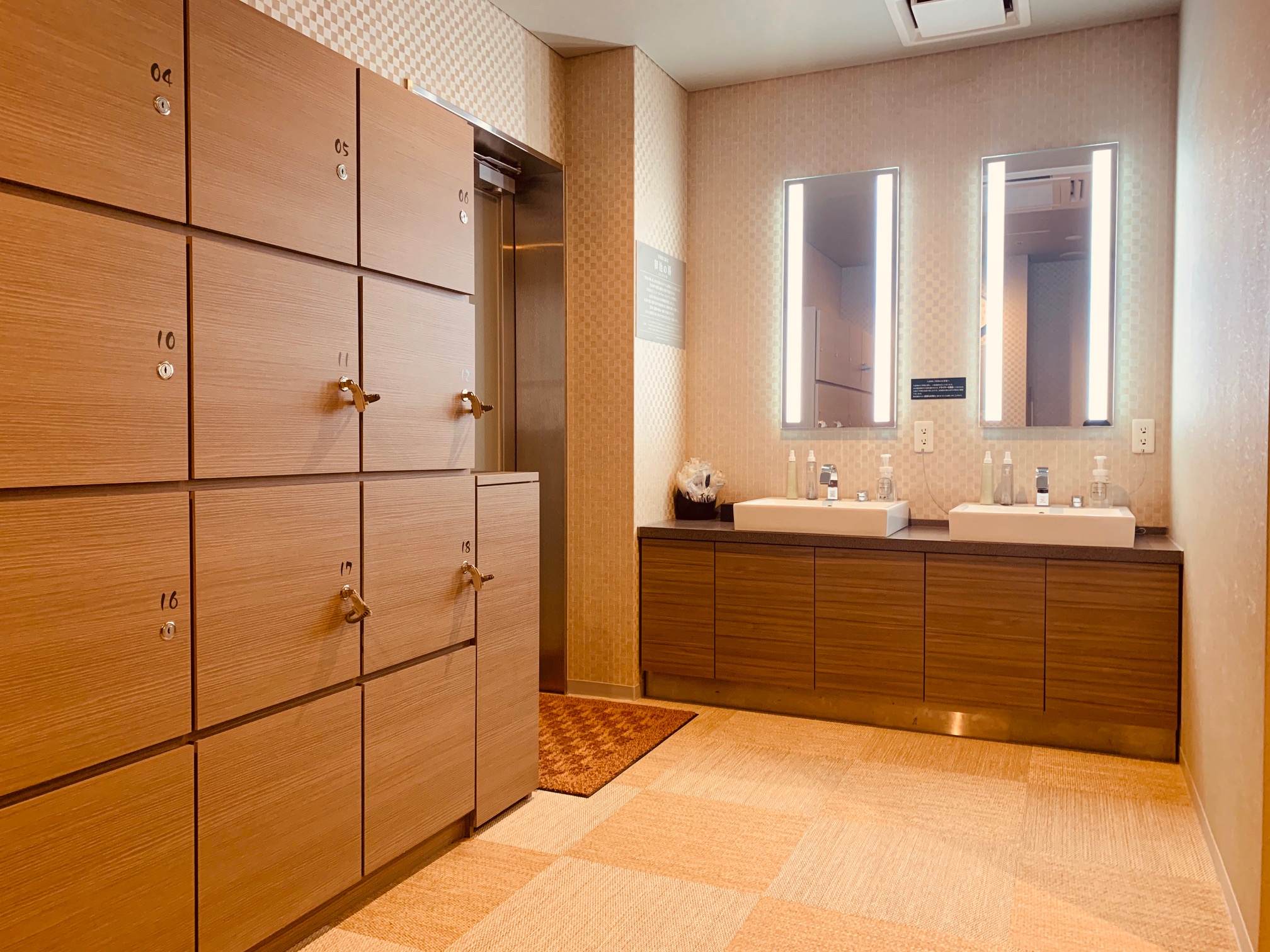 【脱衣場】旅の疲れを癒す、静寂に包まれた大浴場のひととき