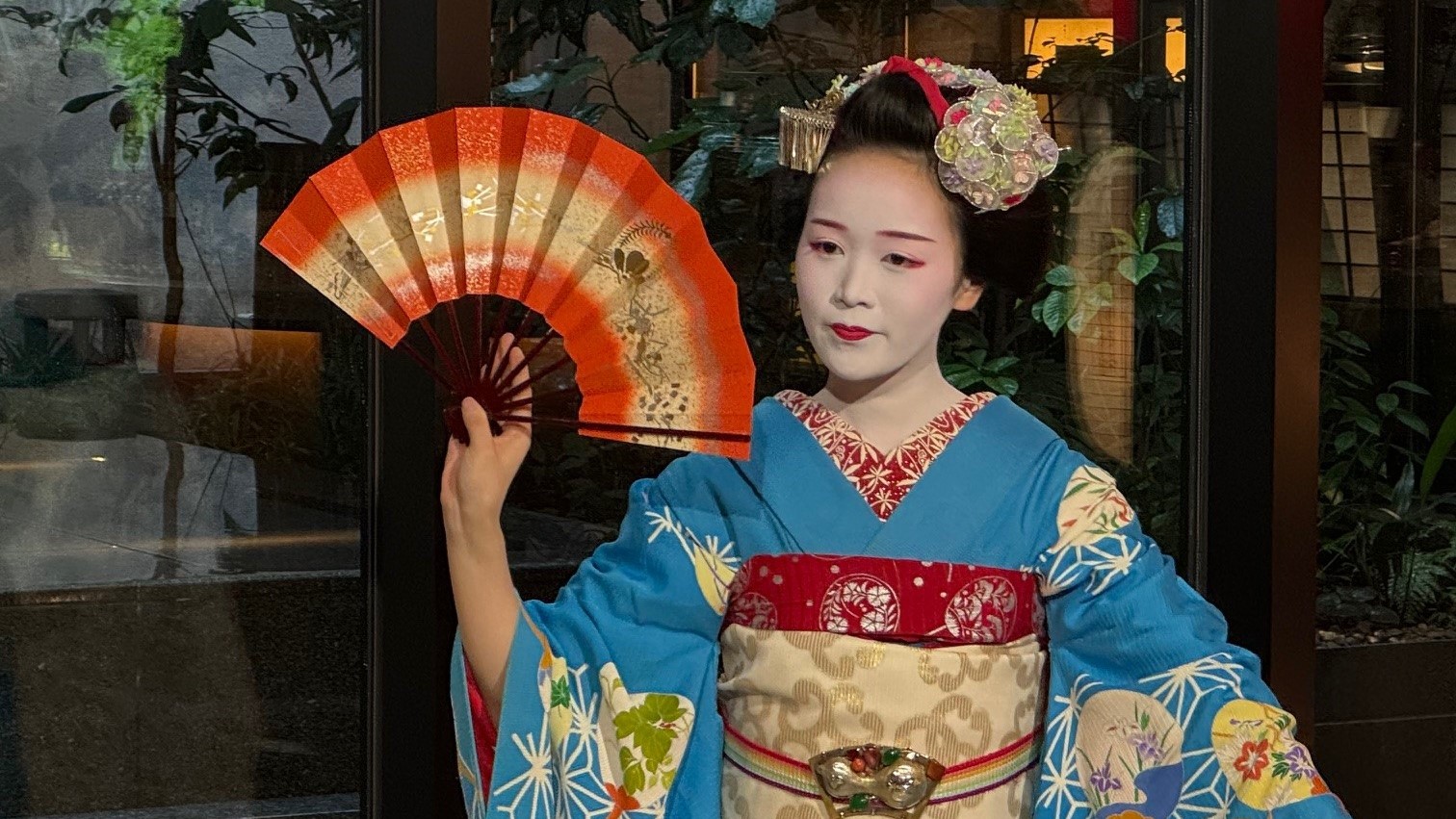 宮川町にあるお茶屋「湊家」から舞妓さんをお招きしております。月～土 16:50～17:10 ロビー