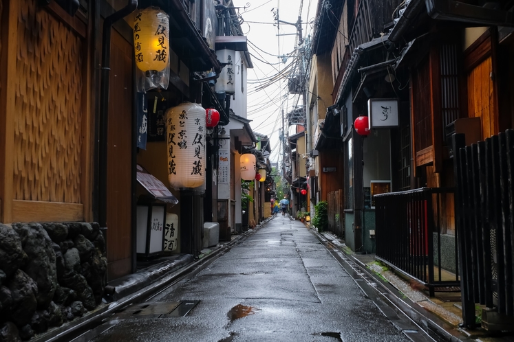 【先斗町】雨の日でも風情ある京都の街並みをご堪能ください。
