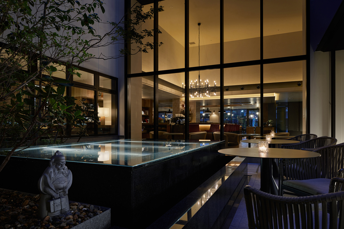 【中庭】光と影が織りなす美しい空間、ホテルの象徴「光の庭」