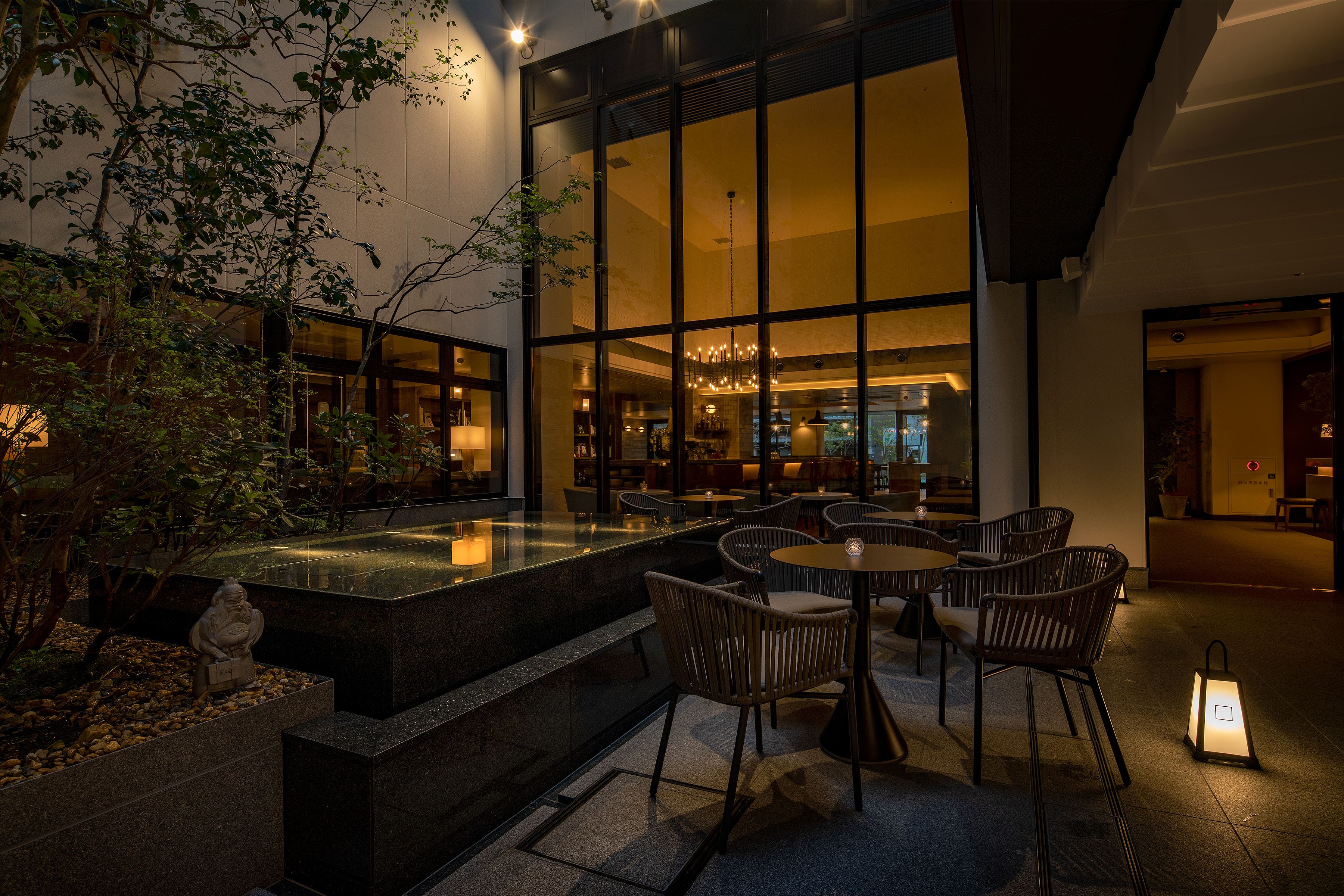 【中庭】旅の合間に読書やコーヒーを楽しめるソファ席や、静かに過ごせるラウンジスペースをご用意