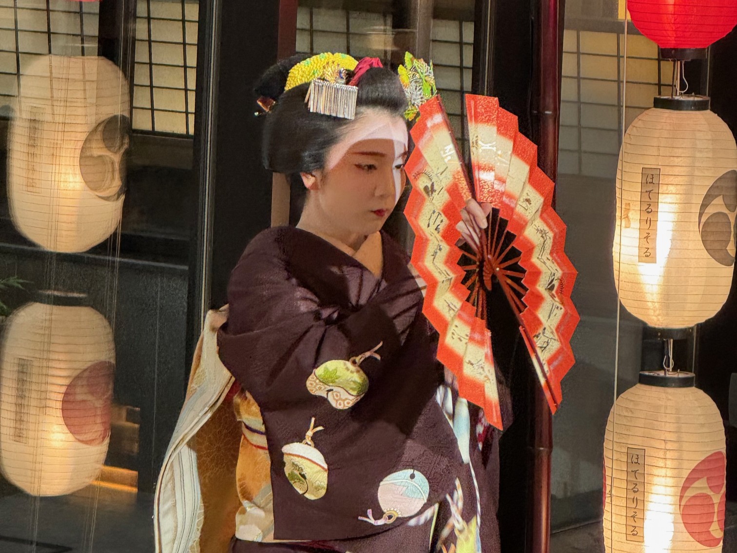 優美な舞が奏でる静寂、ホテルで過ごす心に響く至福の瞬間