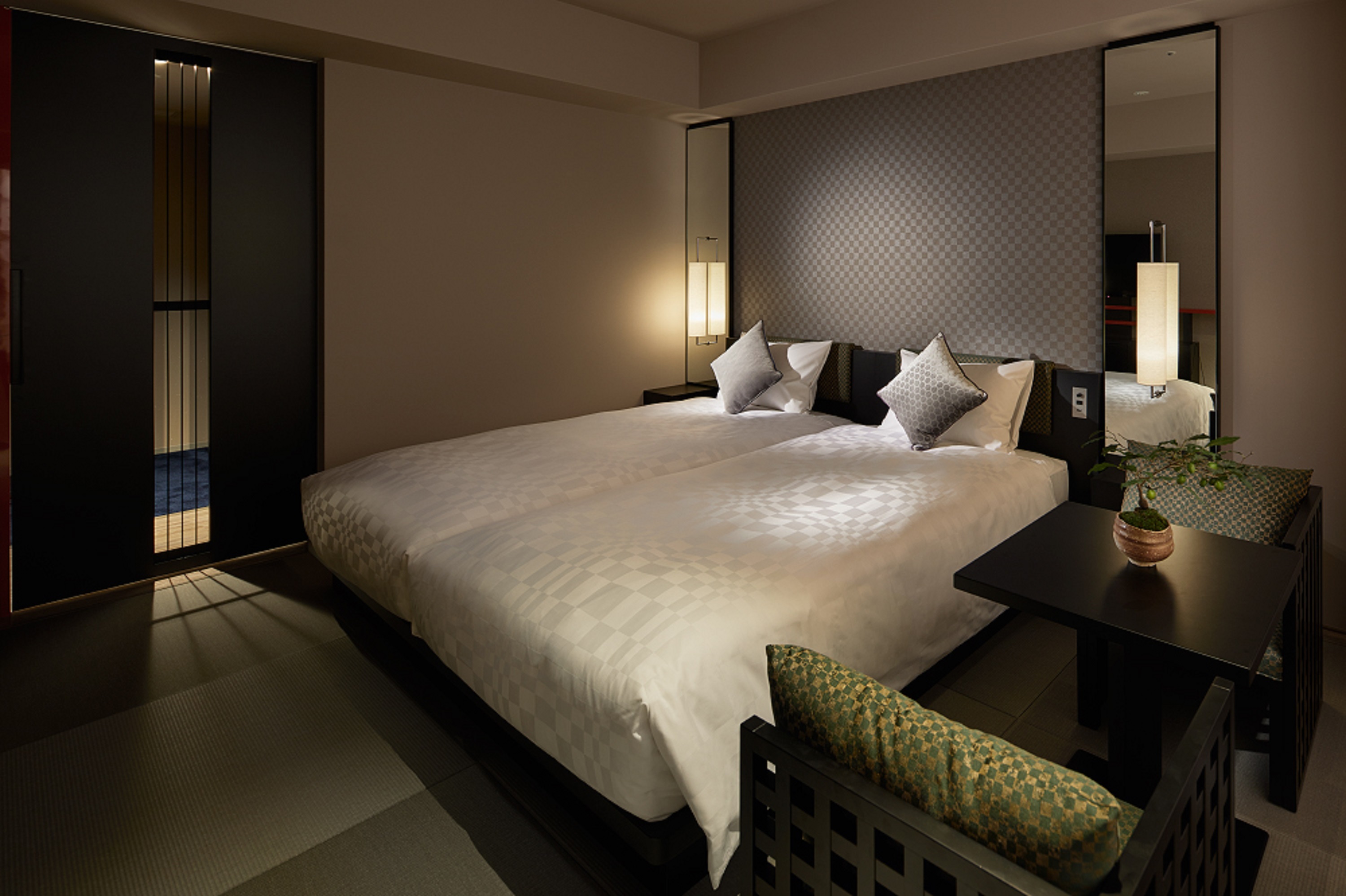 ▼ダブル　靴を脱ぎ、畳に触れる。京都の&ldquo;間&rdquo;を感じる客室