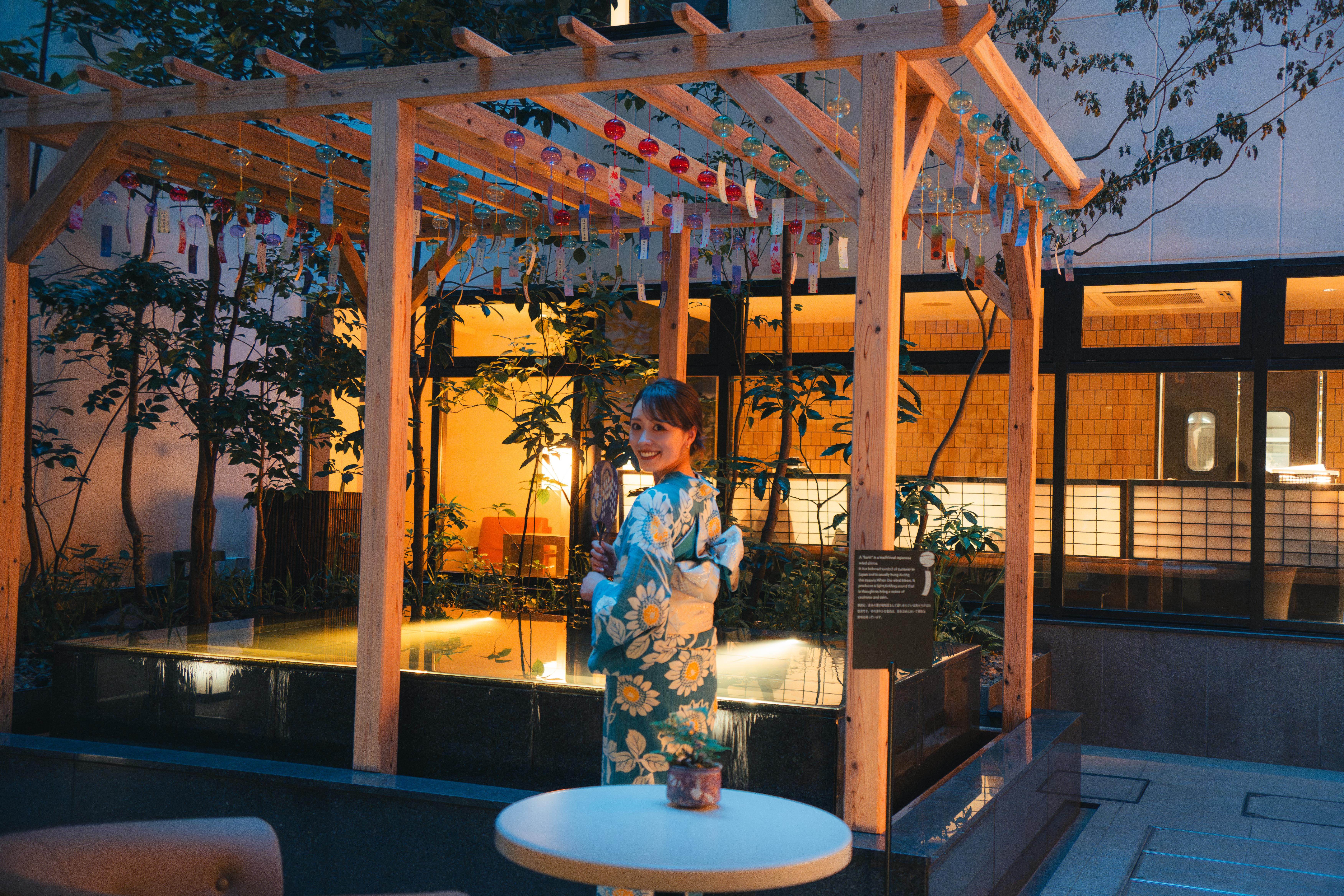 光にきらめく風鈴の調べ、心をほどく涼やかな季節の余韻