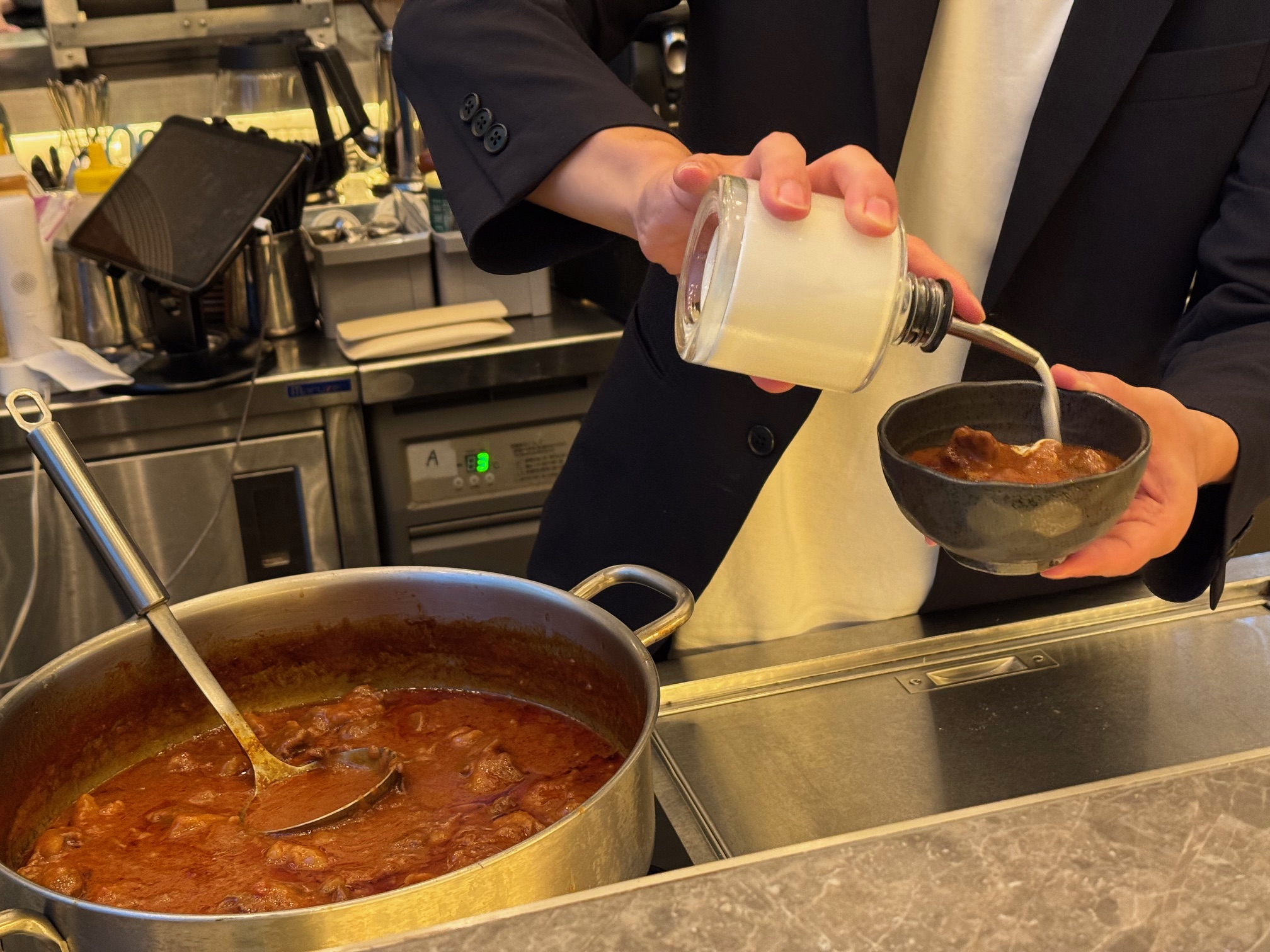 【朝食】メインには国産牛を使った濃厚なハヤシソースを用意