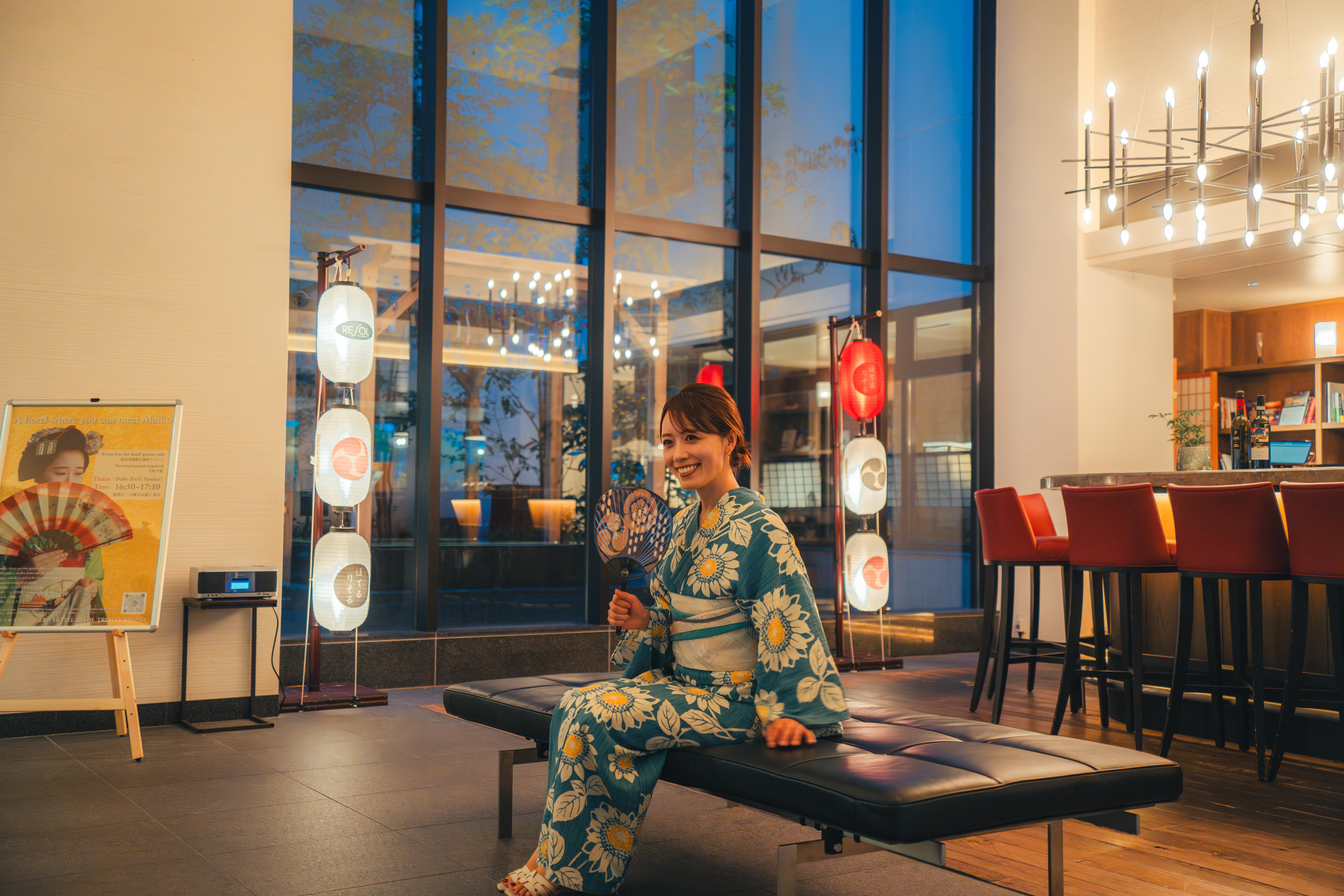 祇園祭の提灯が描く光の道、心に響く京の雅と夏の記憶