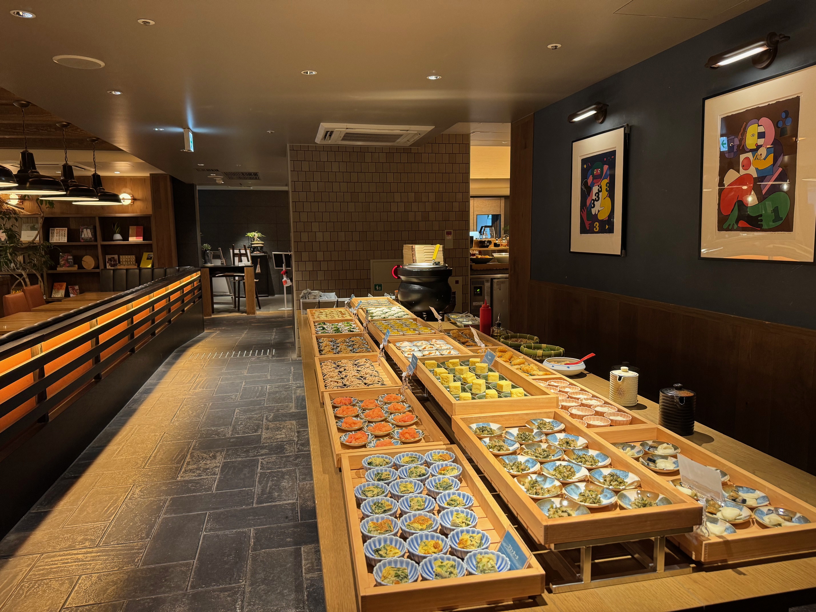 【朝食】旬の食材を活かした小鉢料理が並び、京文化を感じる彩り豊かな味覚をお楽しみいただけます