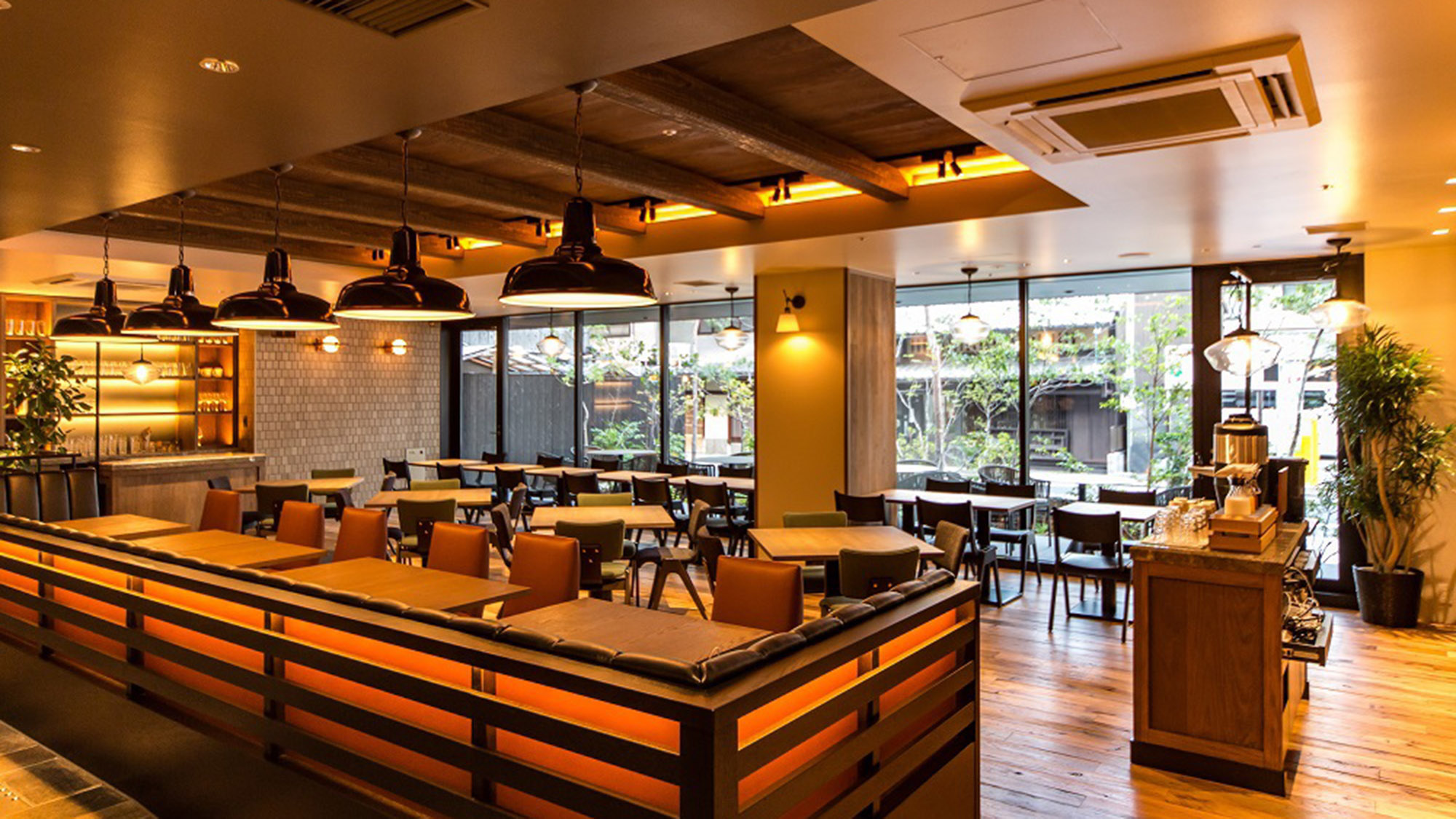 壁一面の本棚と心地よい音楽が、日常を忘れさせる特別な時間を演出