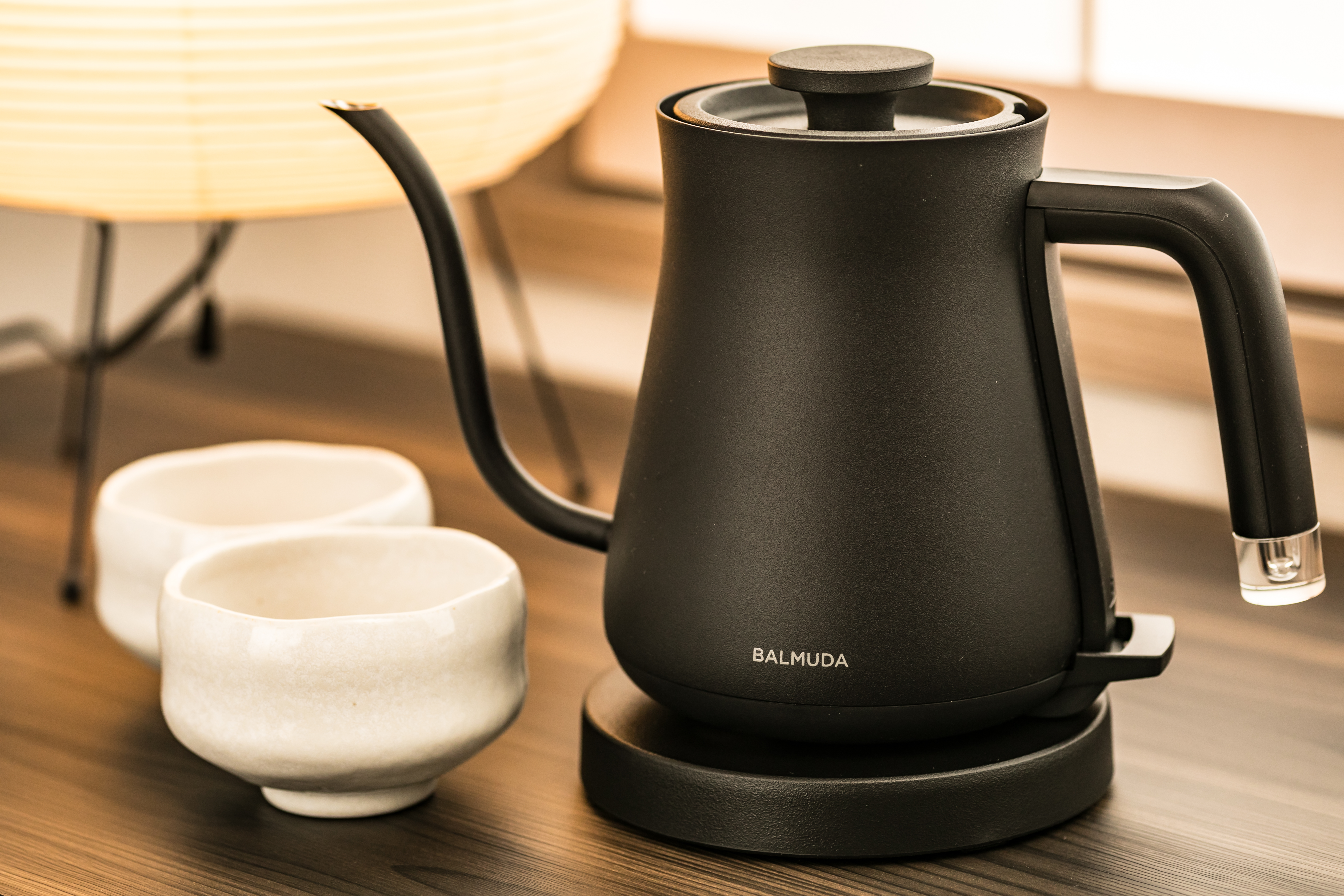 【電気ケトル】湯を沸かす音が奏でる、旅人のための静かな時間