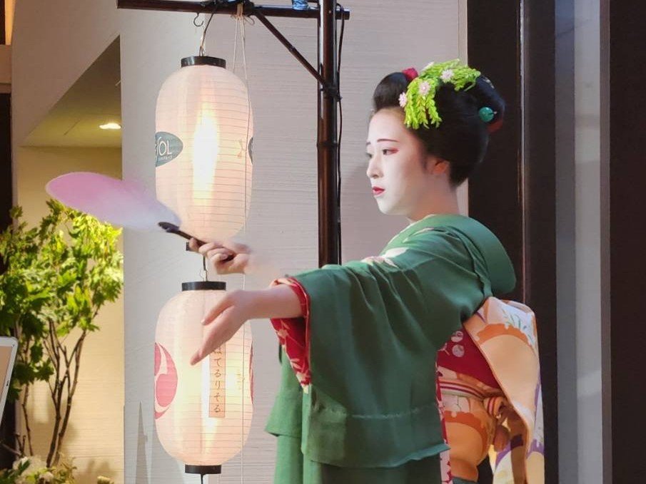 舞の優雅な所作や京言葉に触れながら、京都の奥深い文化を体感できる特別な時間