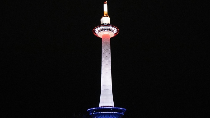 【京都タワー】展望室から見える夜景の様子が見れる京都のシンボルタワー。
