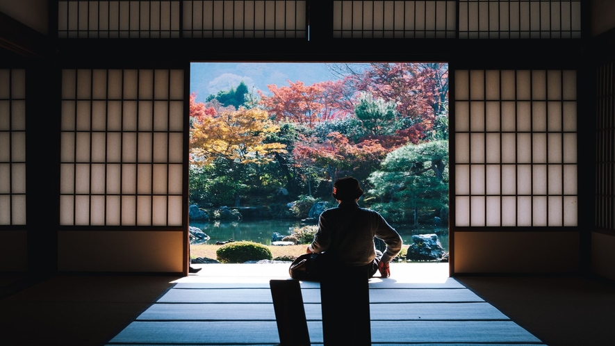 【天龍寺】世界遺産でもあることや壮大な庭園風景が楽しめるとあって、いちばんの紅葉人気スポットです。
