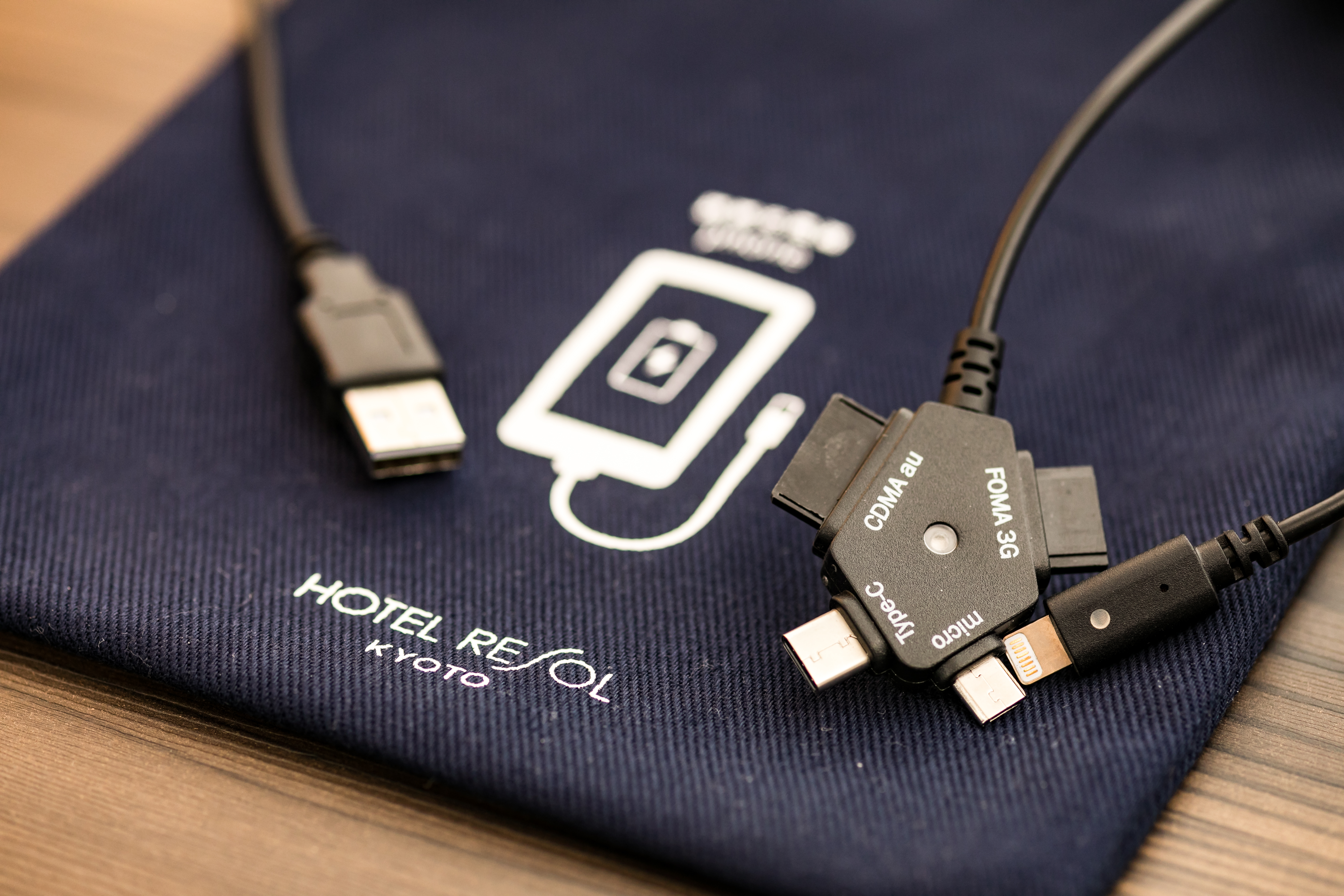 【充電器】スマホを満たし、心も満たす。京都の静かな間