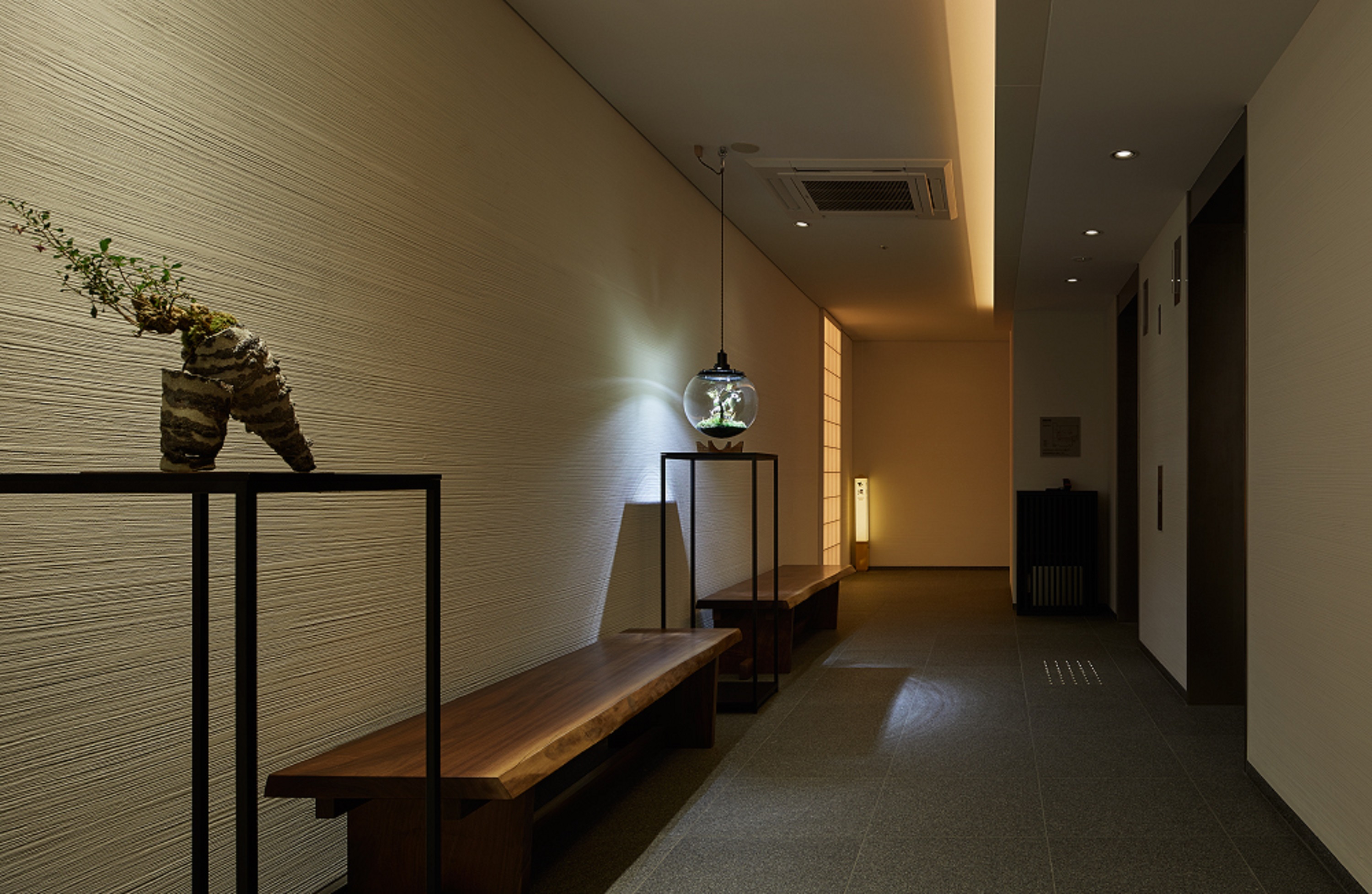 【廊下】木の温もりを感じる内装と、柔らかな照明が心地よい静けさを演出
