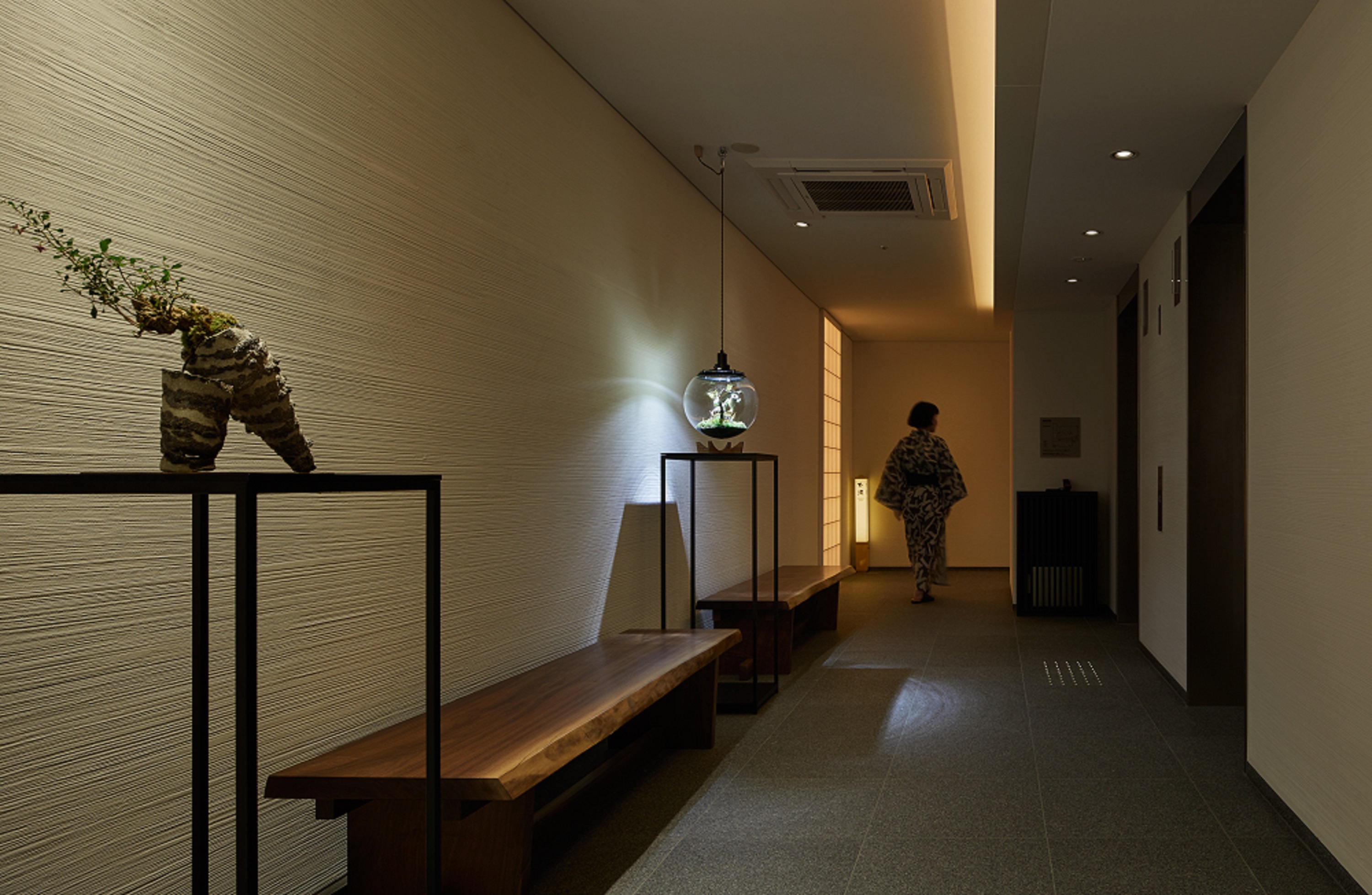 【廊下】木の温もりを感じる内装と、柔らかな照明が心地よい静けさを演出