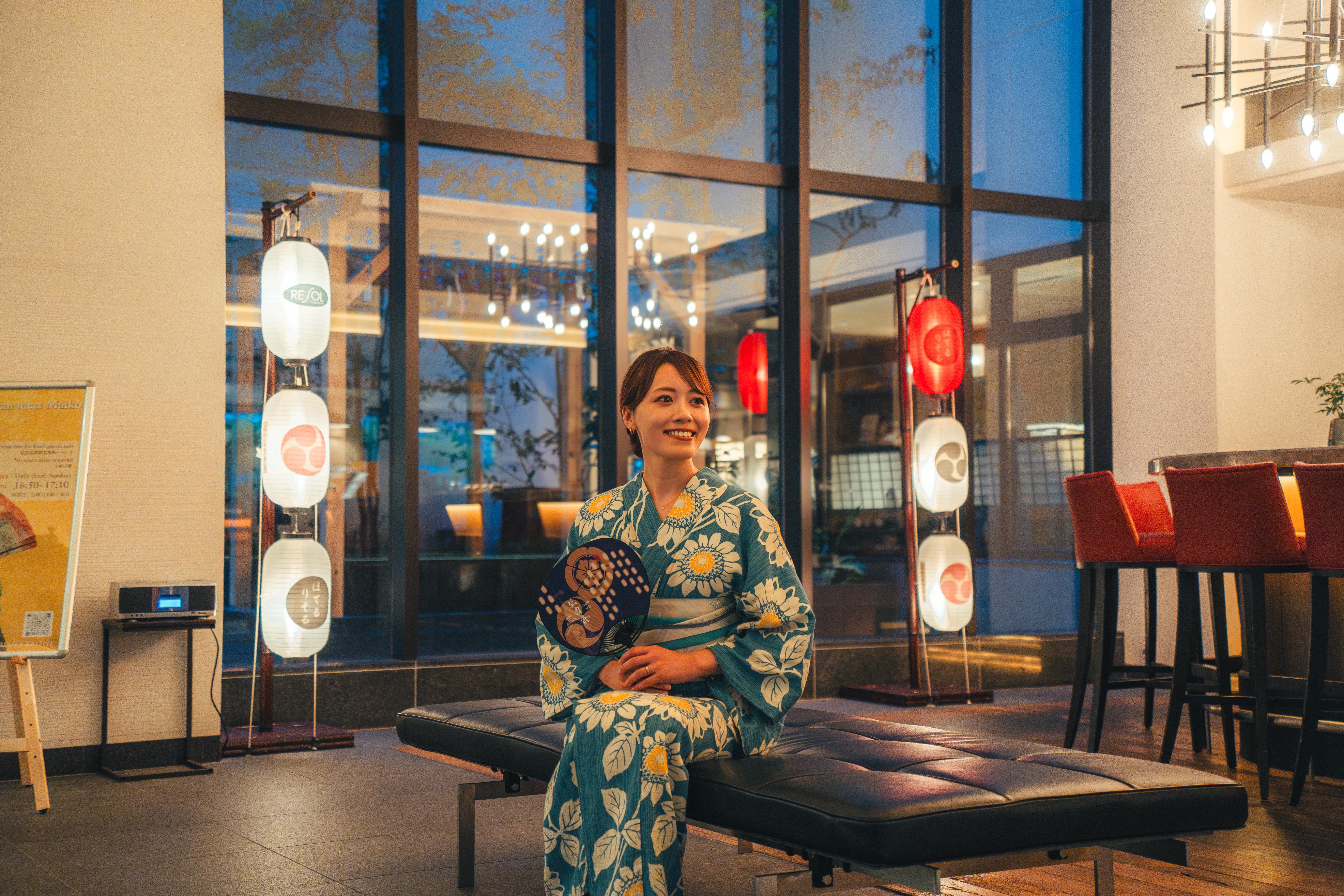 提灯の列が描く幻想、祇園祭の夜に宿る雅な空間