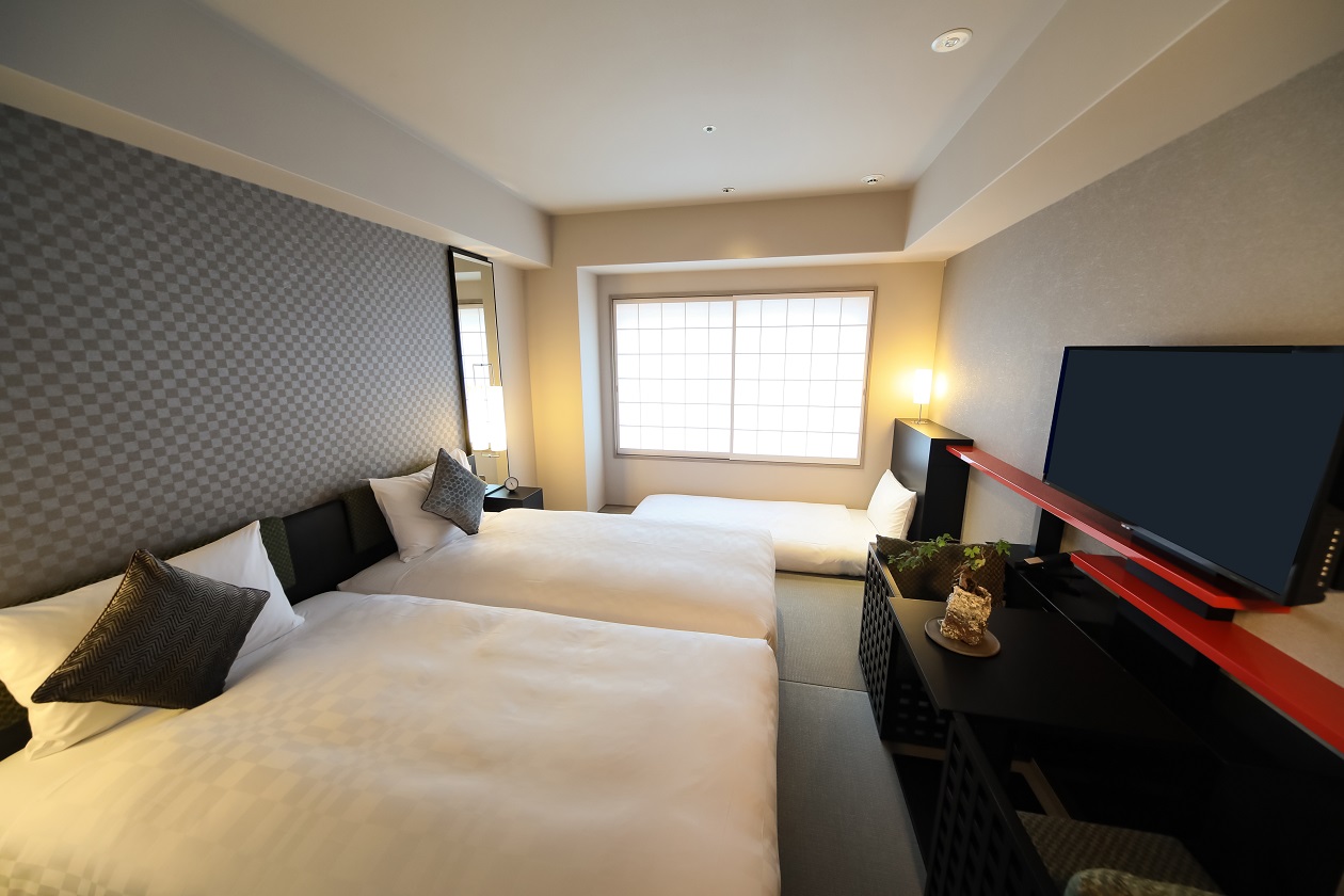 ▼トリプル（2ベッド＋布団1組）　広さと奥ゆかしさが誘う、三人の京都旅を深める間